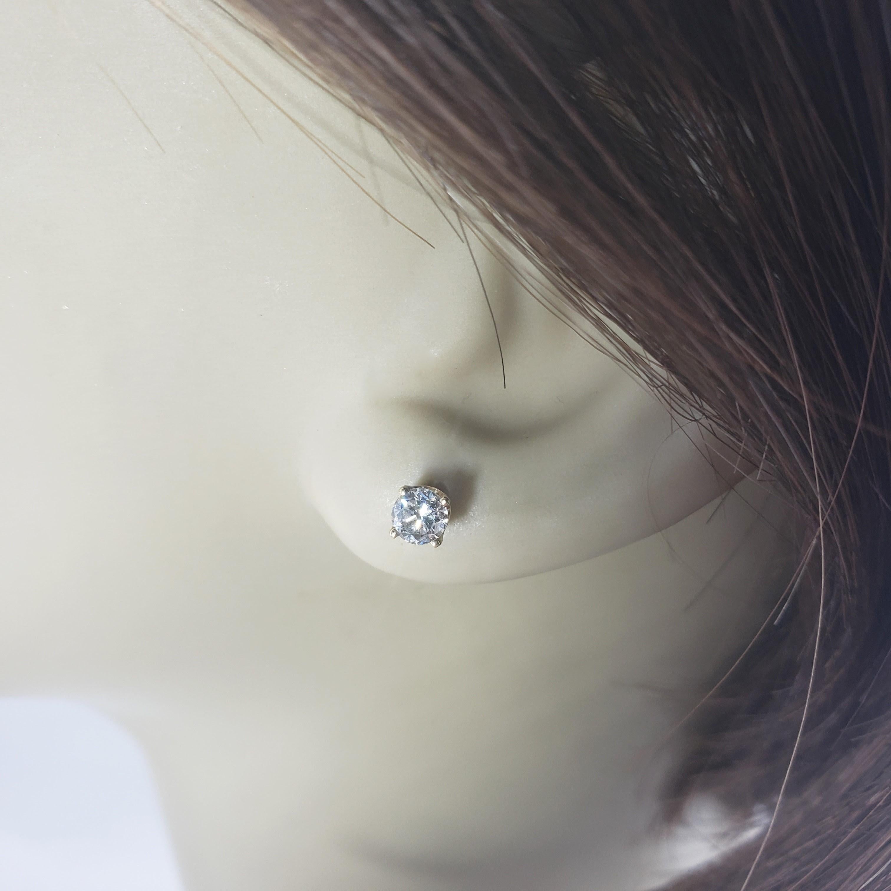 Taille ronde Boucles d'oreilles en or jaune 14 carats avec diamant .40 tcw. en vente