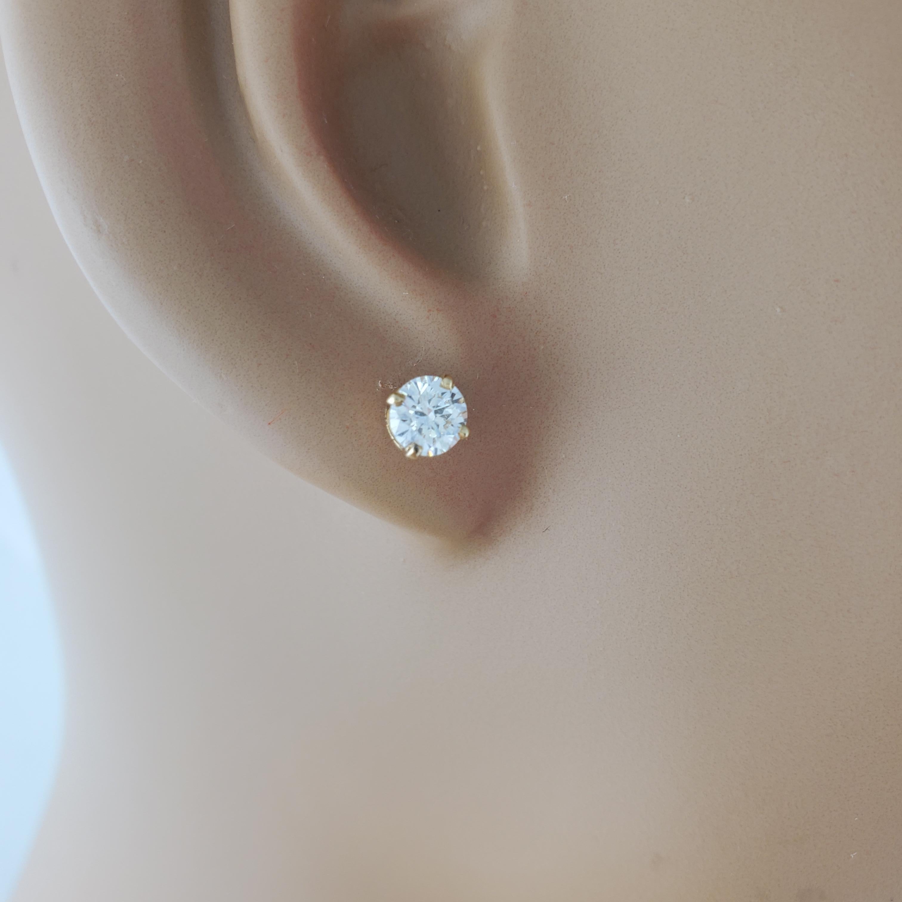 Clous d'oreilles en or jaune 14 carats avec diamants de 0,73 carat en vente 3