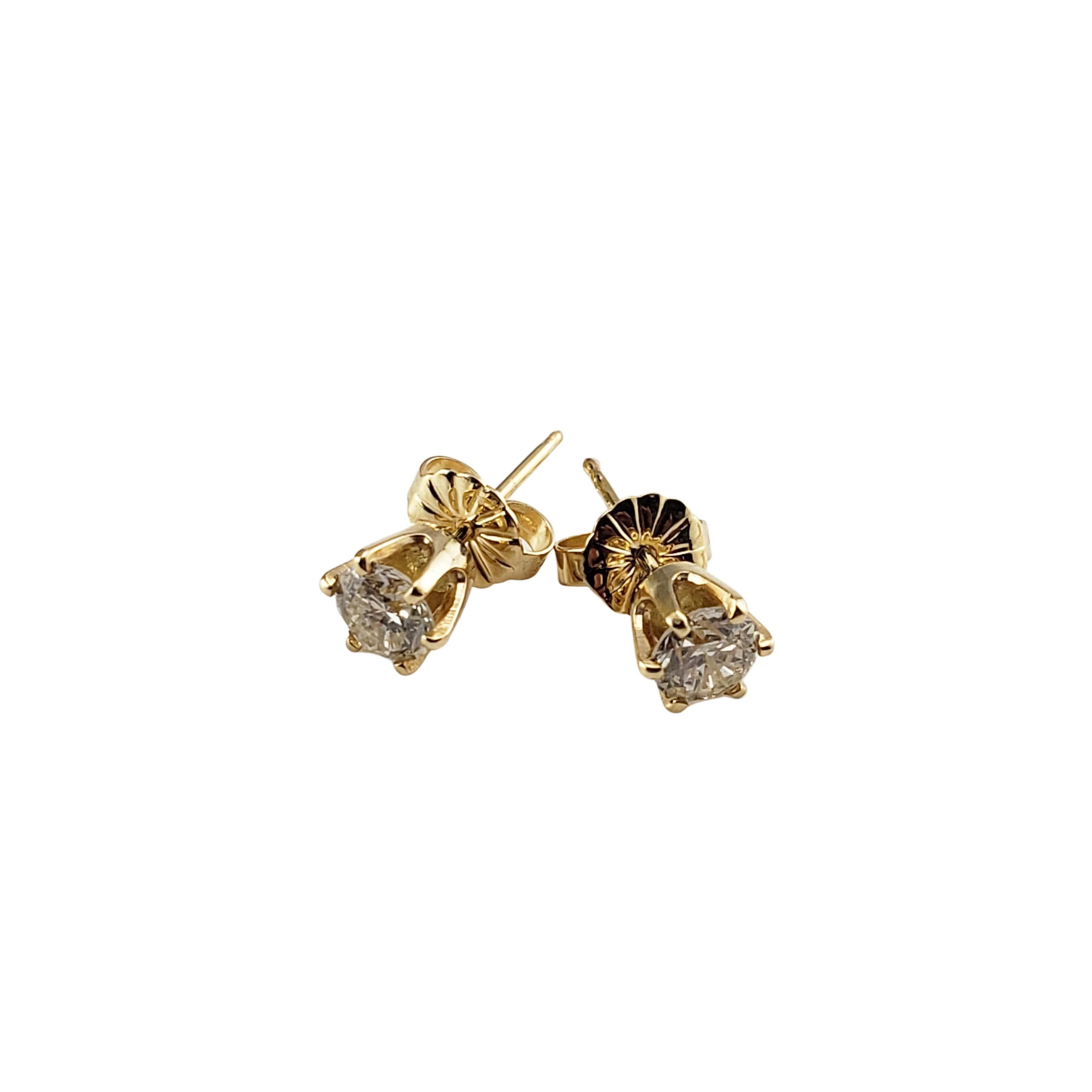 Orecchini con diamanti in oro giallo 14 carati da 0,80 ct. twt.

Questi scintillanti orecchini a perno presentano ciascuno un diamante rotondo taglio brillante incastonato nel classico oro giallo 14 carati.  Chiusure push back.

Peso totale