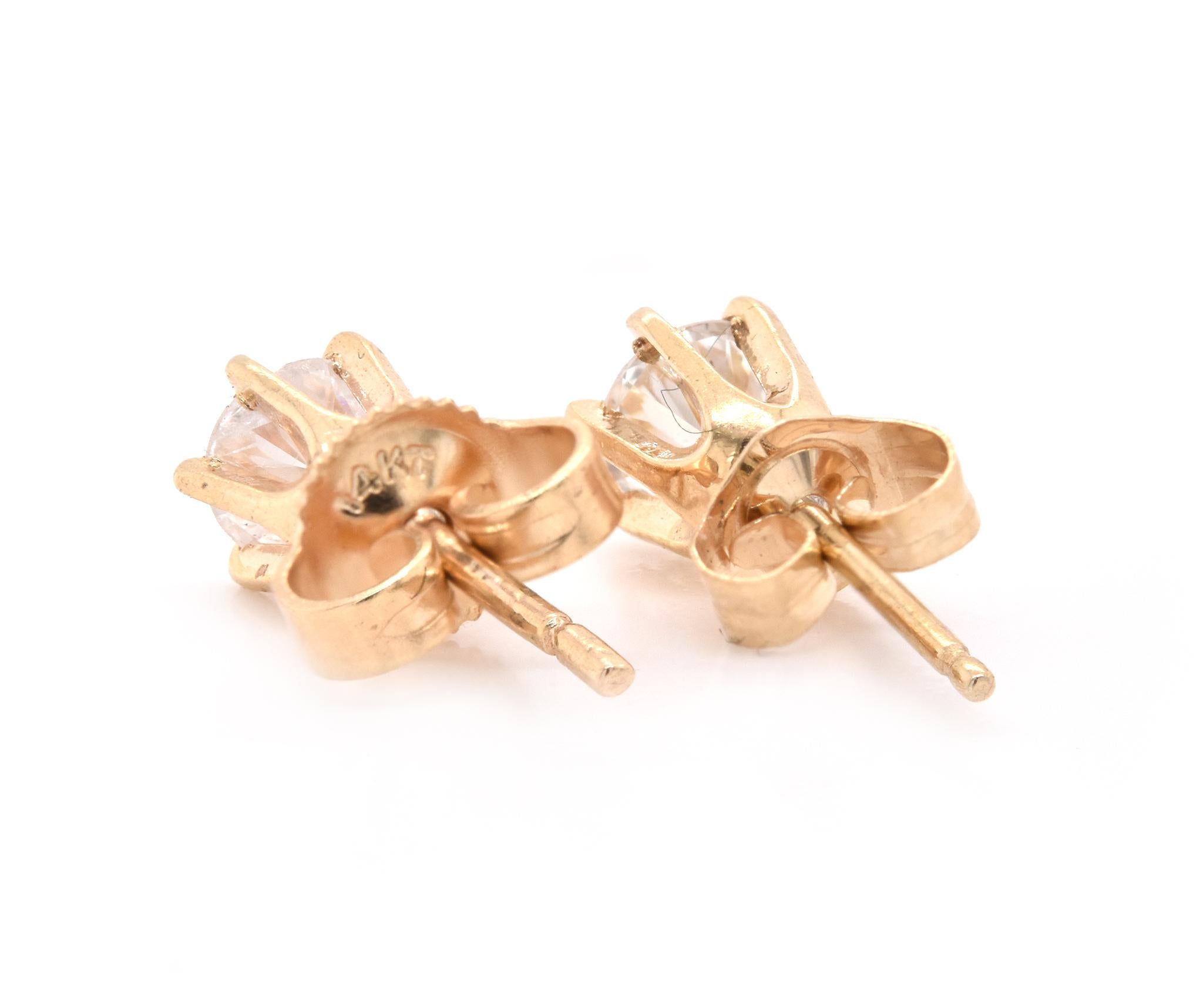 14 Karat Yellow Gold Diamond Stud Earrings In Excellent Condition In Scottsdale, AZ