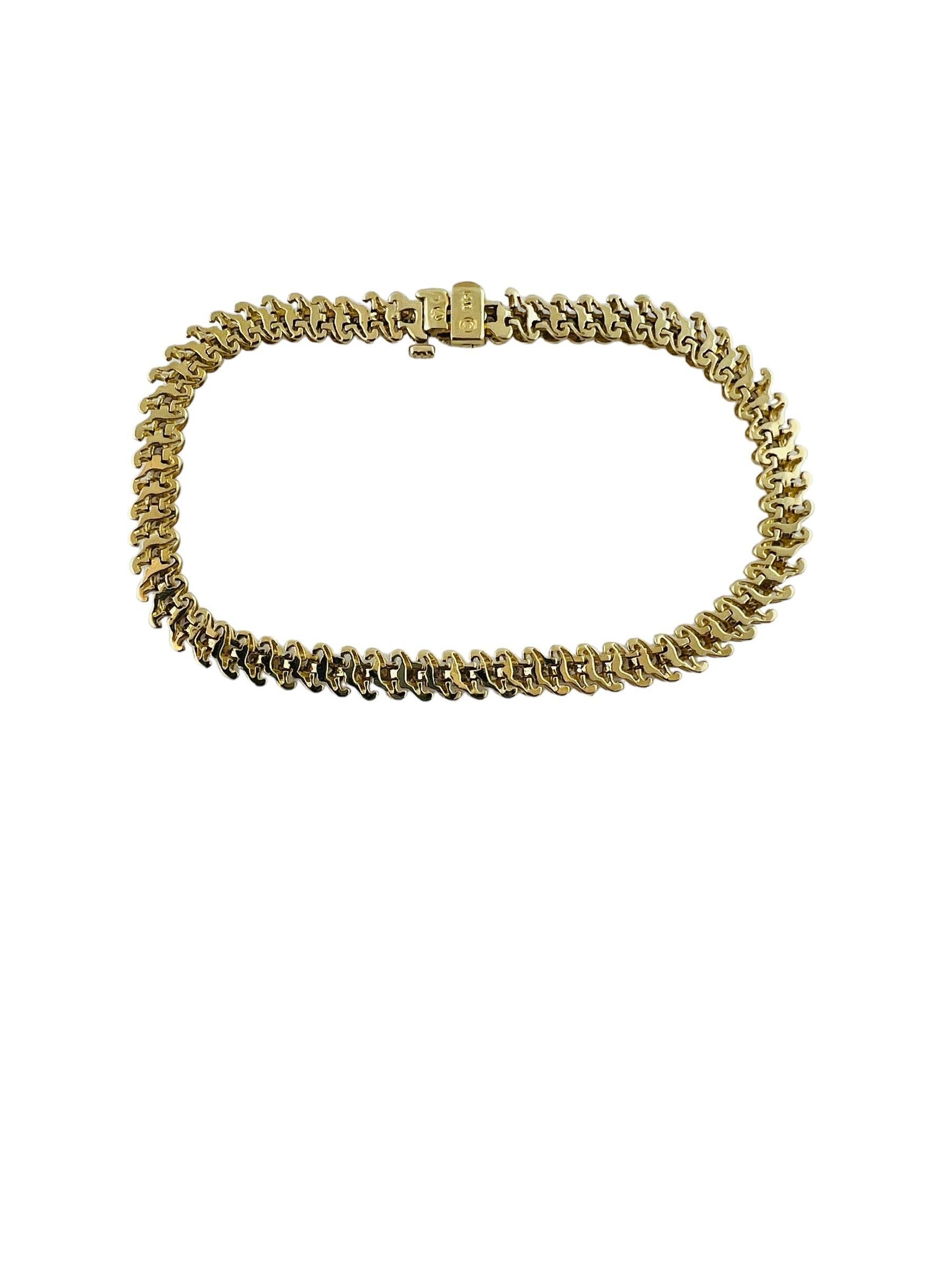 Vintage 14 Karat Yellow Gold Diamond Tennis Bracelet 3.25 TCW.-

This sparkling tennis bracelet features 65 round brilliant cut diamonds set in classic 14K yellow gold.  Width:  5 mm.

Approximate total diamond weight: 3.25  ct.

Diamond clarity: