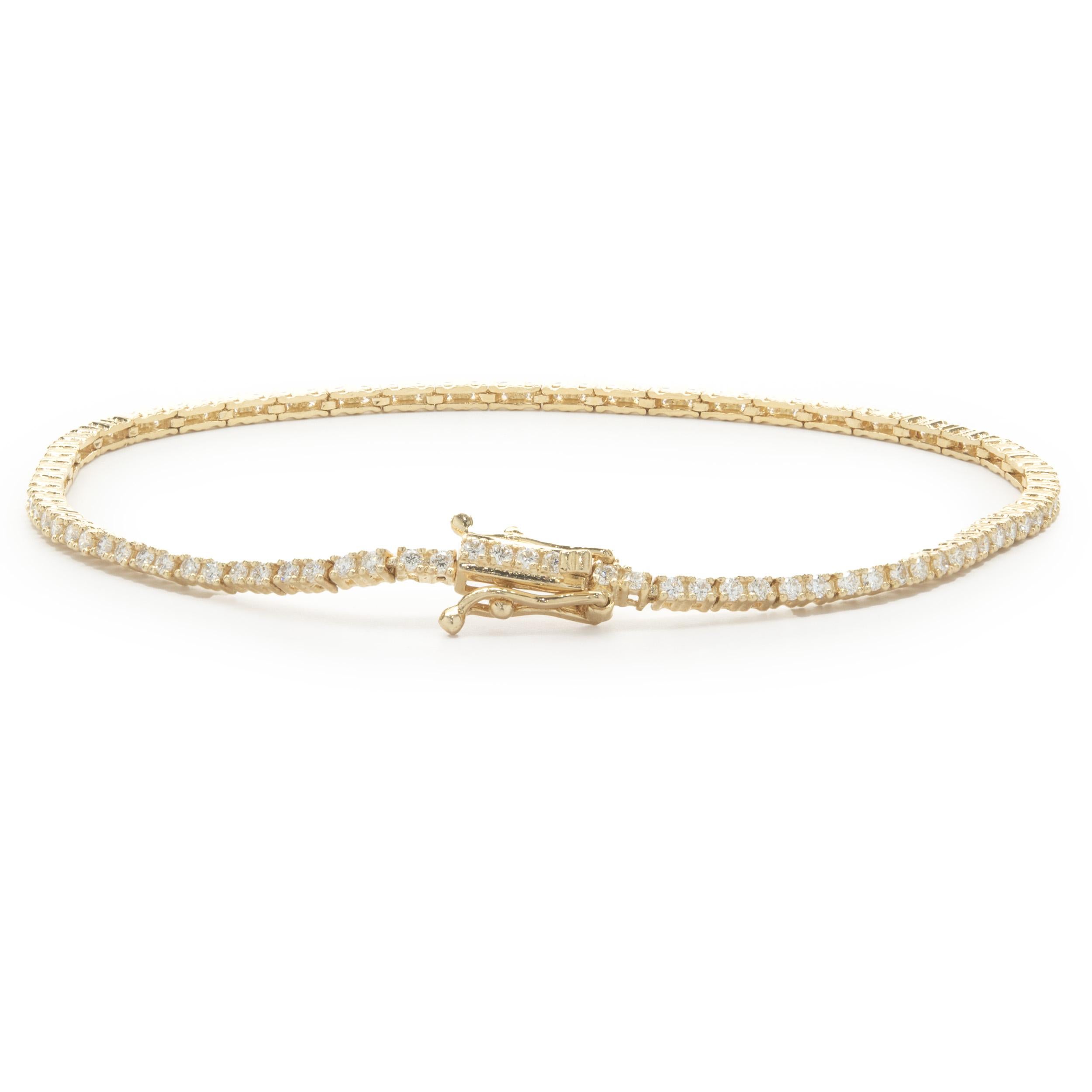 Taille ronde Bracelet tennis en or jaune 14 carats et diamants en vente