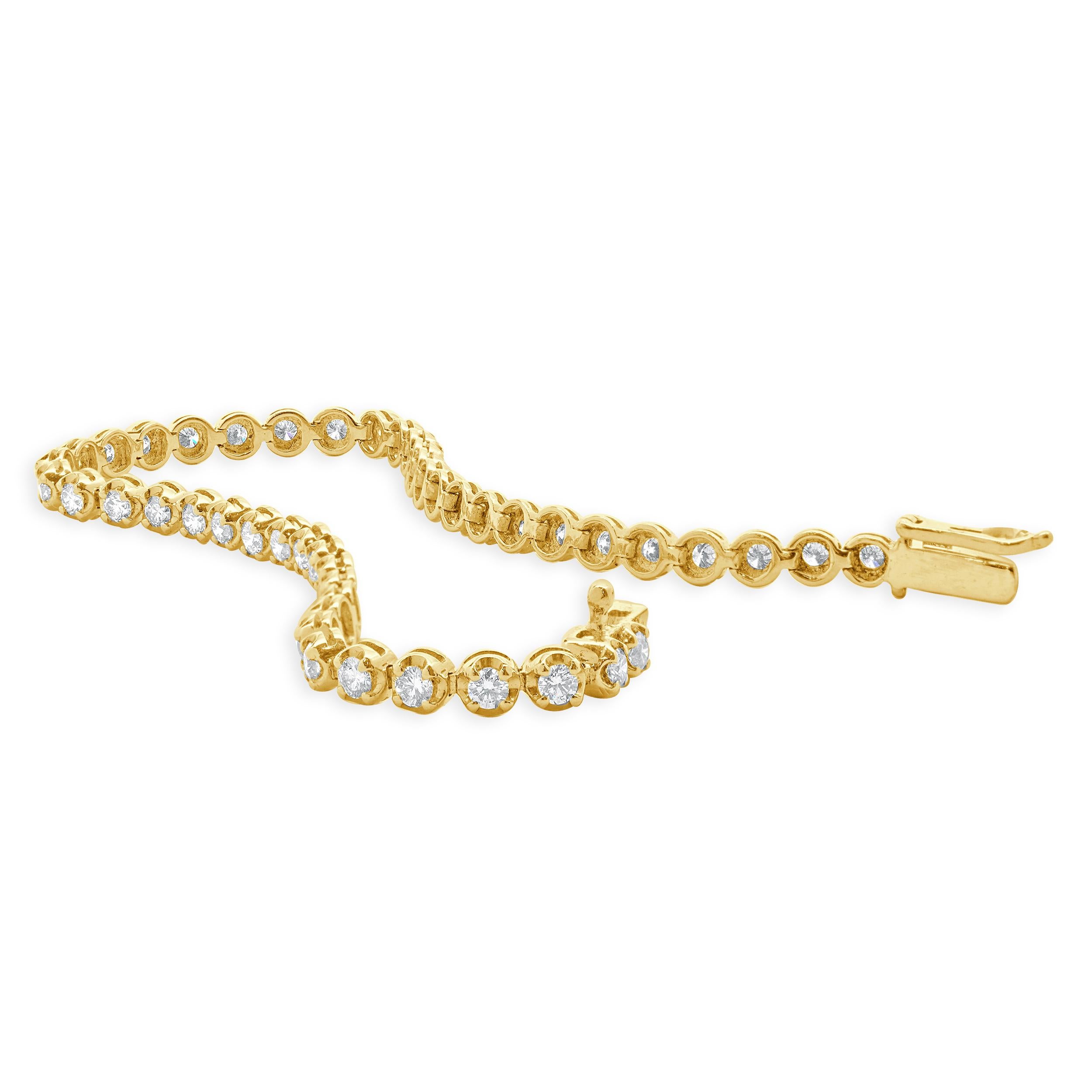 14 Karat Yellow Gold Diamond Tennis Bracelet In Excellent Condition For Sale In Scottsdale, AZ
