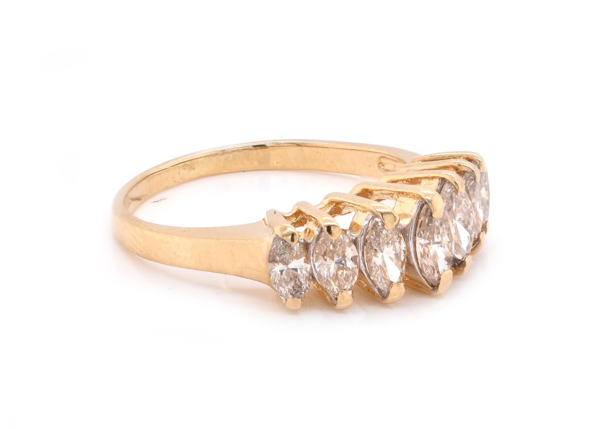 Designer: individuell
Material: 14K Gelbgold
Diamanten: 7 Marquise-Schliff = .50cttw
Farbe: H
Klarheit: SI1
Ringgröße: 6 (bitte erlauben Sie zwei zusätzliche Versandtage für Größenanfragen)
Abmessungen: Ringoberseite ist 6,4 mm breit 
Gewicht:  2.57