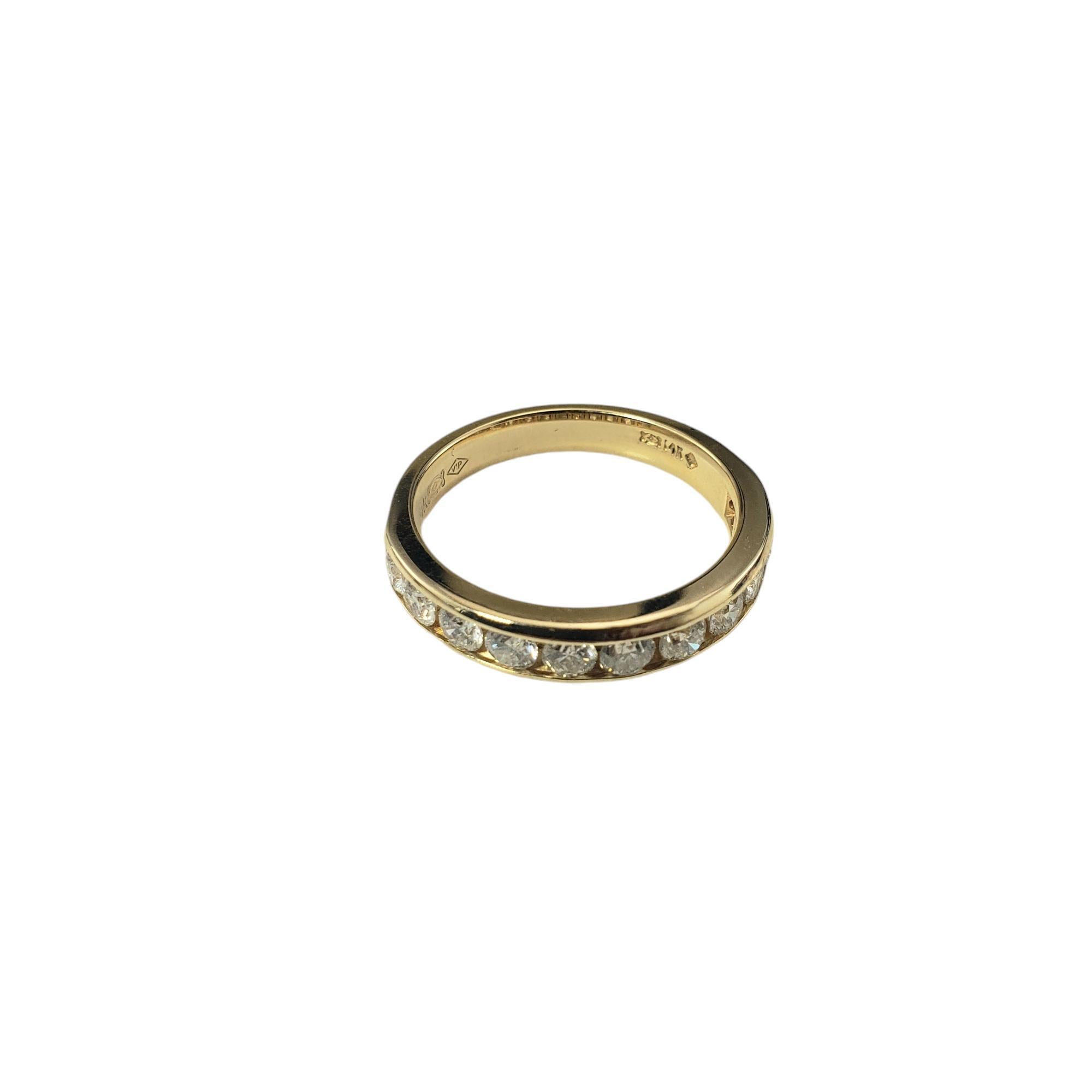 Anneau de mariage en or jaune 14 carats avec diamant Taille 7.25

Ce bracelet étincelant présente 11 diamants ronds de taille brillante sertis dans de l'or jaune 14K classique.

Largeur : 4 mm.

Poids total approximatif des diamants : 0,90 ct - 1,1