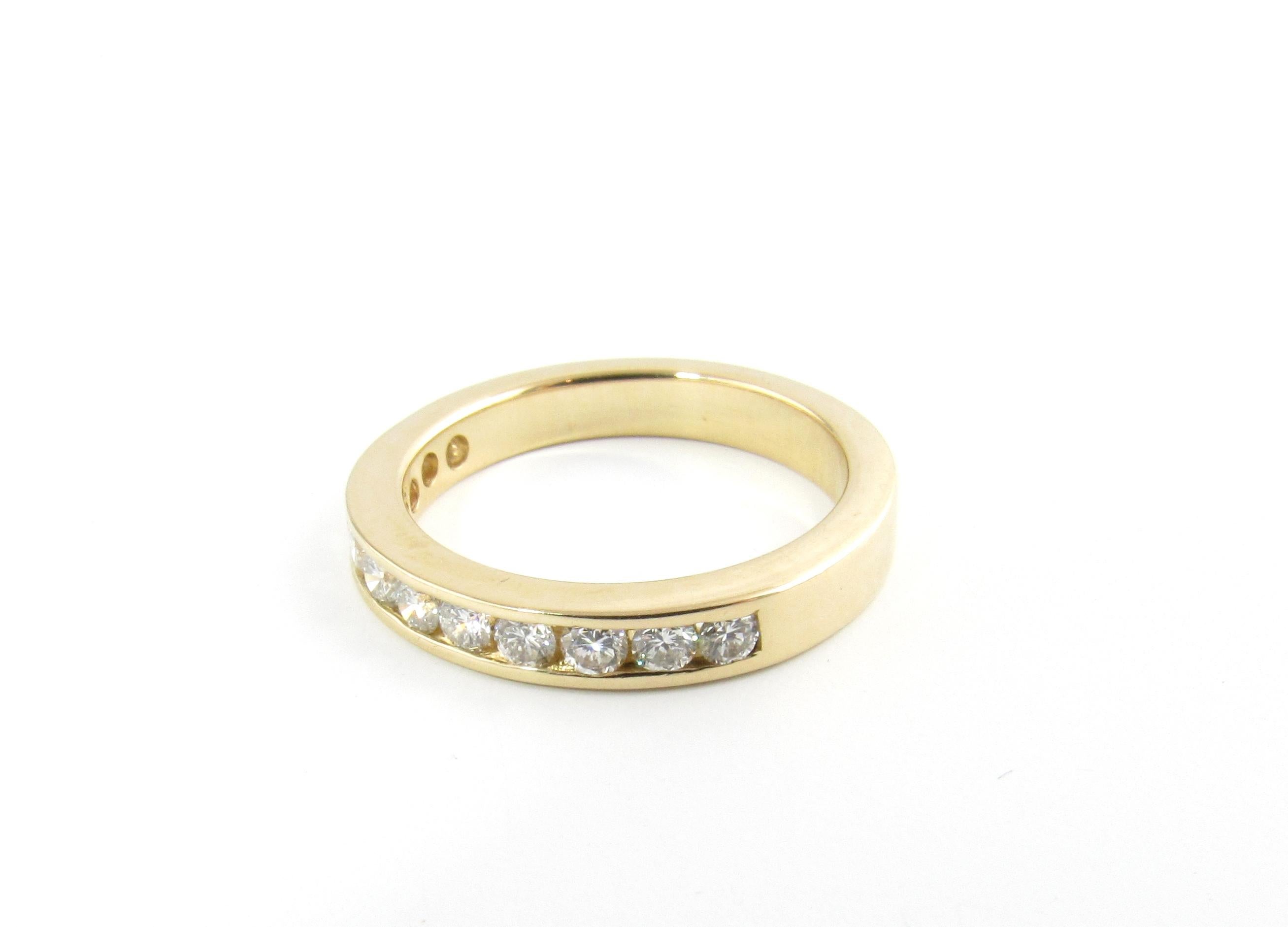 Vieille alliance en or jaune 14 carats avec diamant taille 7.25

Ce bracelet étincelant présente 13 diamants ronds de taille brillante sertis dans de l'or jaune 14K classique. Largeur : 3 mm.

Poids approximatif des diamants : 0,48 ct.

Couleur du