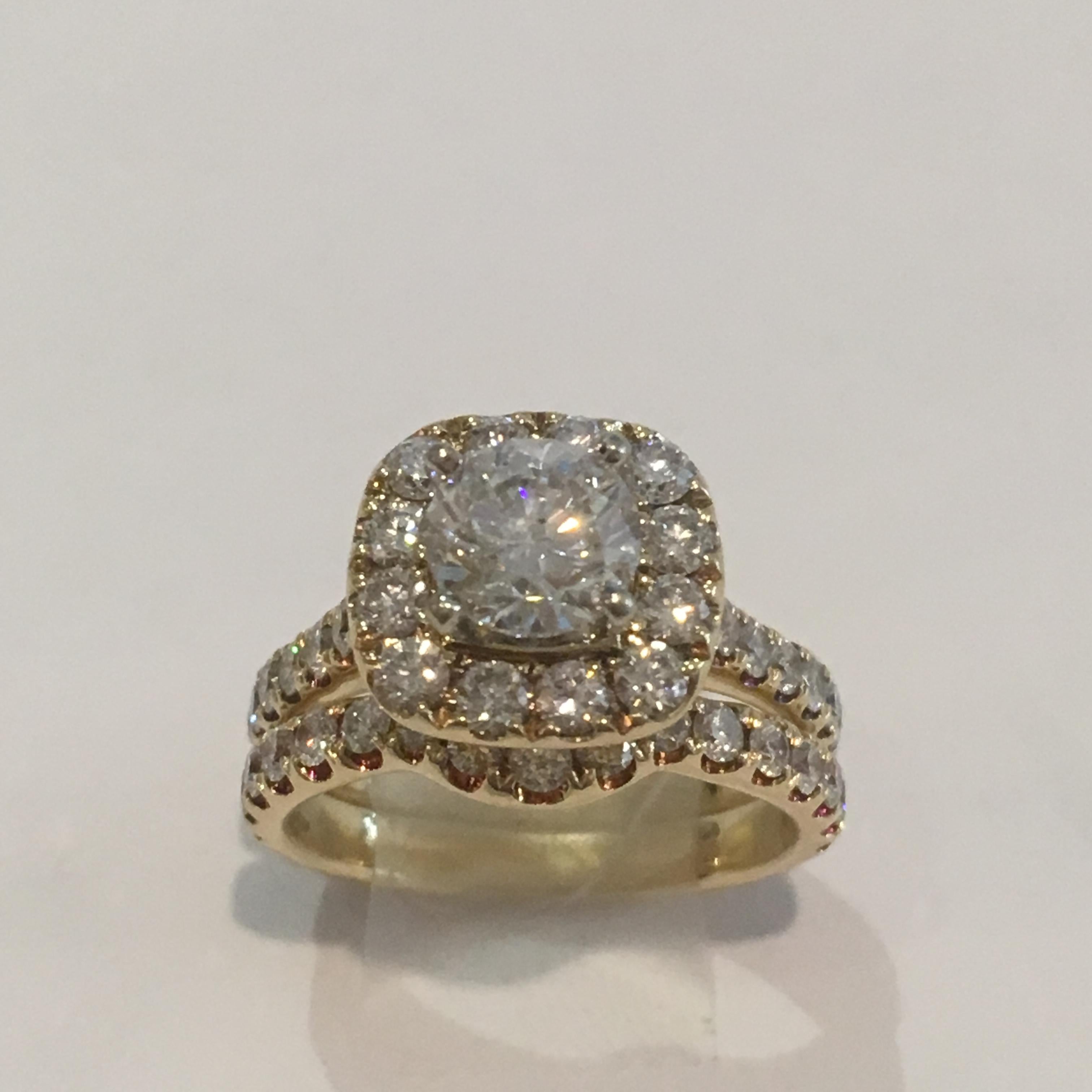 14 Karat Yellow Gold Diamond Wedding Set 1.50 Carat Total Diamond Weight For Sale 2