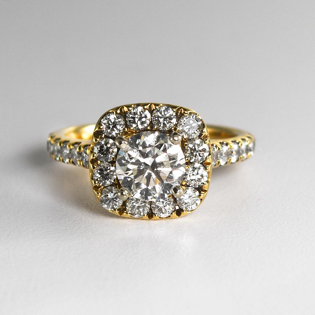 Magnifique parure de mariage pour femmes en or jaune 14k.
Estampillé 14k et pèse 6,6 grammes.
Le diamant central est un diamant rond de taille brillant, .90 carats, couleur H, pureté Si2, très bonne taille, très brillant,
Le rapport de classement