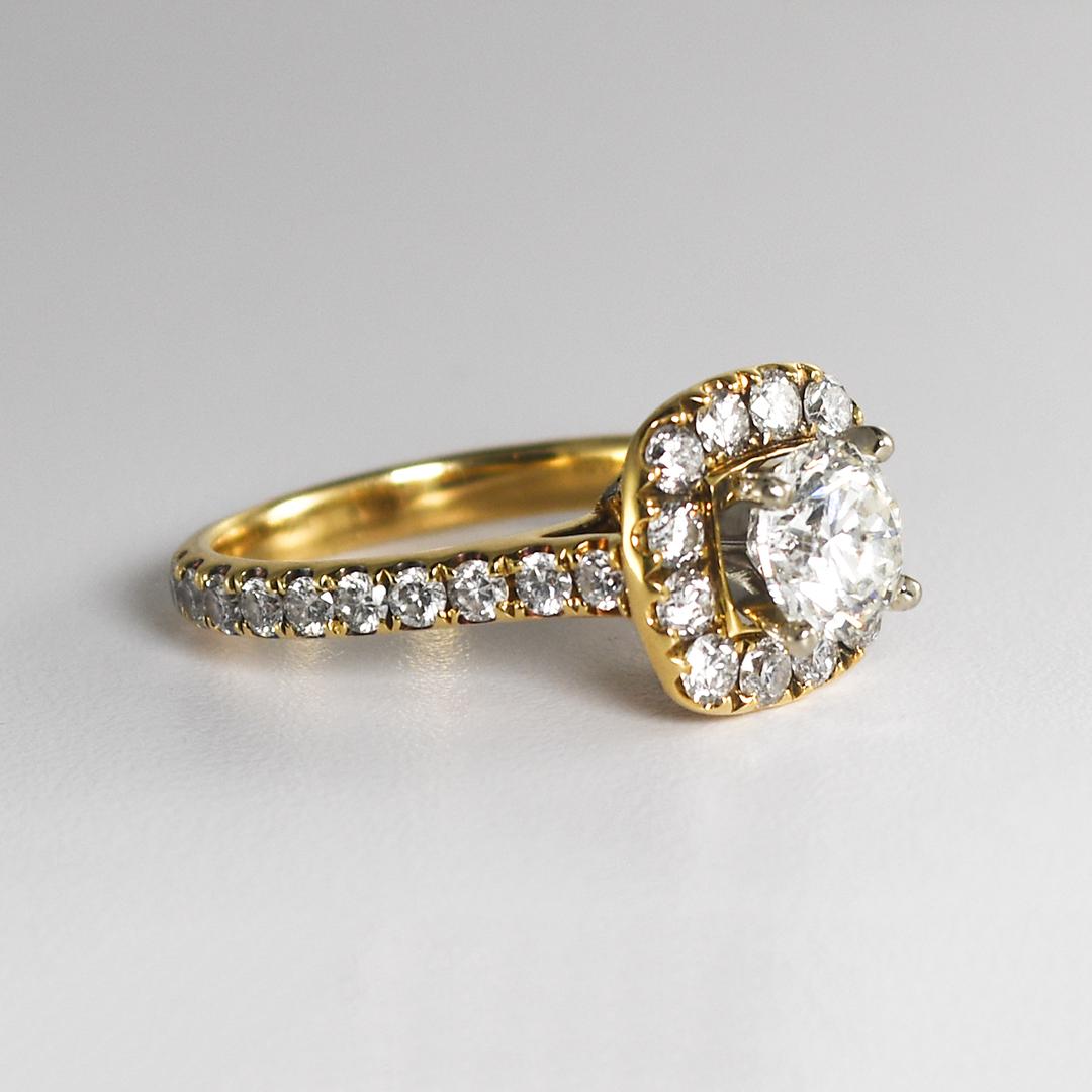 Taille ronde Ensemble de diamants en or jaune 14 carats d'un poids total de 1,50 carat en vente