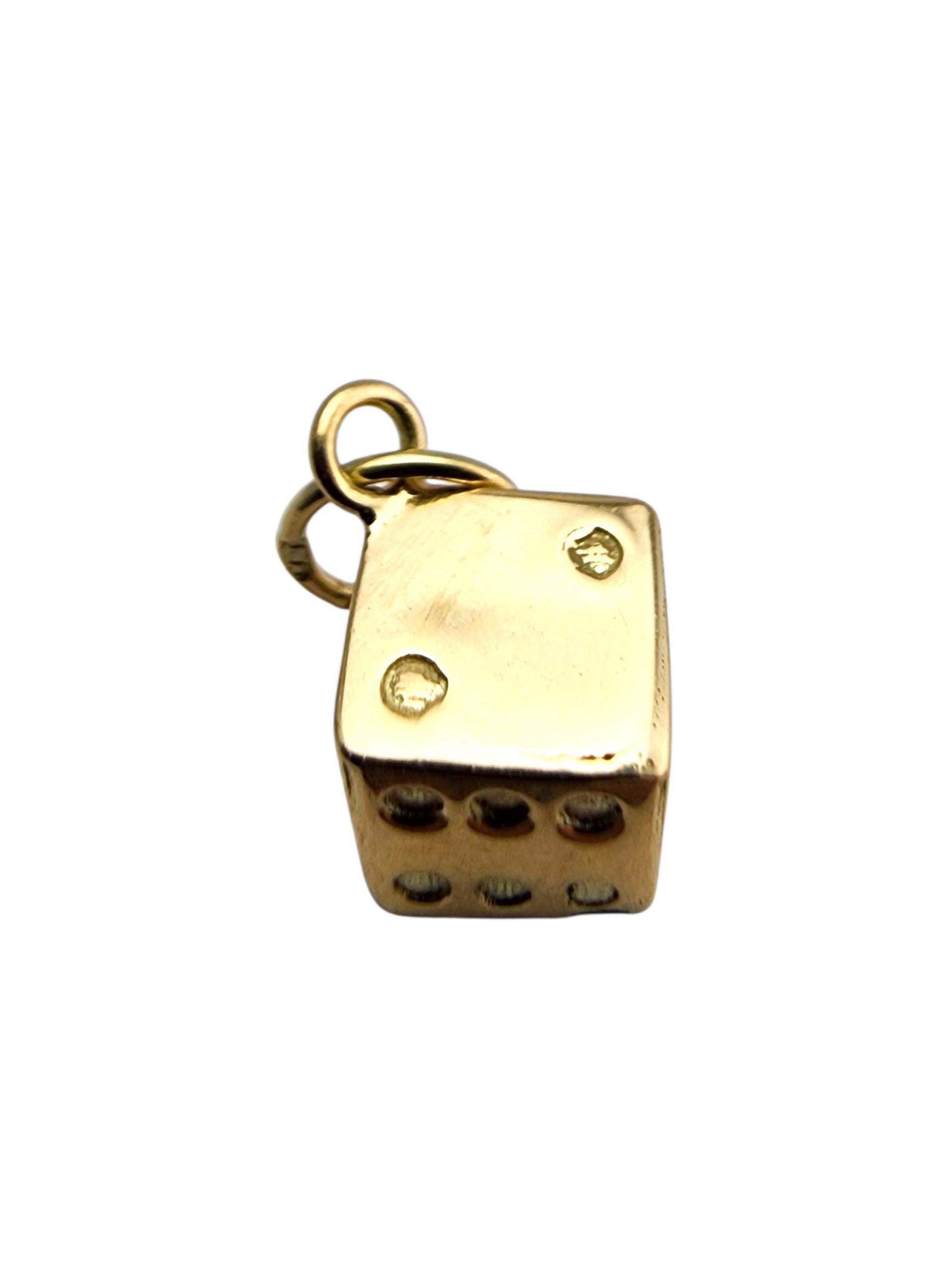 Charm de dé en or jaune 14 carats -

Cette breloque de dé en or jaune 14 carats présente un design amusant et détaillé, parfait pour ajouter une touche ludique à tout bracelet ou collier. Sa finition polie lui confère un éclat brillant, ce qui en