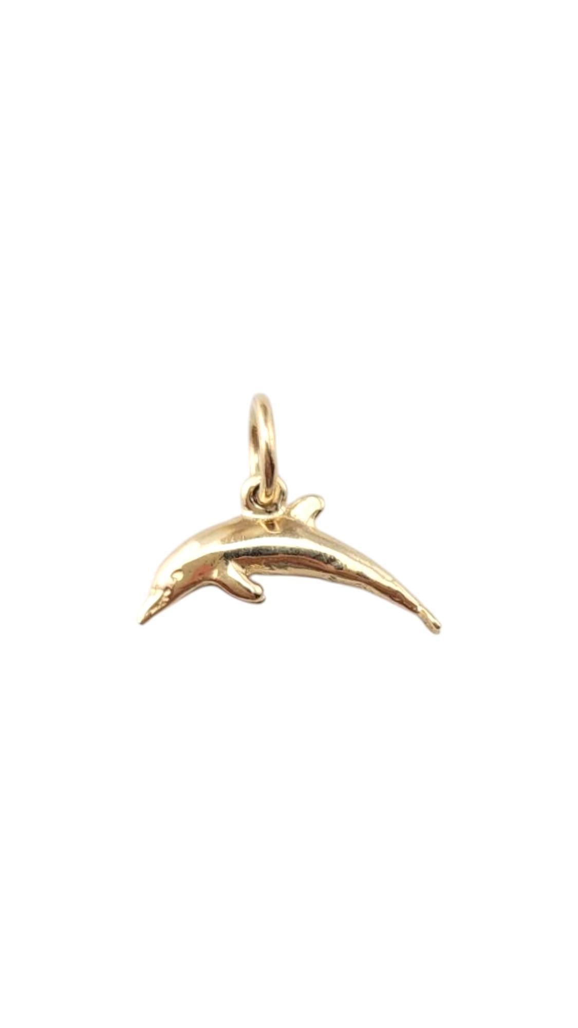 Charm de dauphin en or jaune 14k -

Cette breloque de dauphin en or jaune 14 carats présente un design magnifiquement travaillé qui capture l'élégance et la joie de cette créature marine bien-aimée, parfaite pour les amoureux de l'océan et ceux qui
