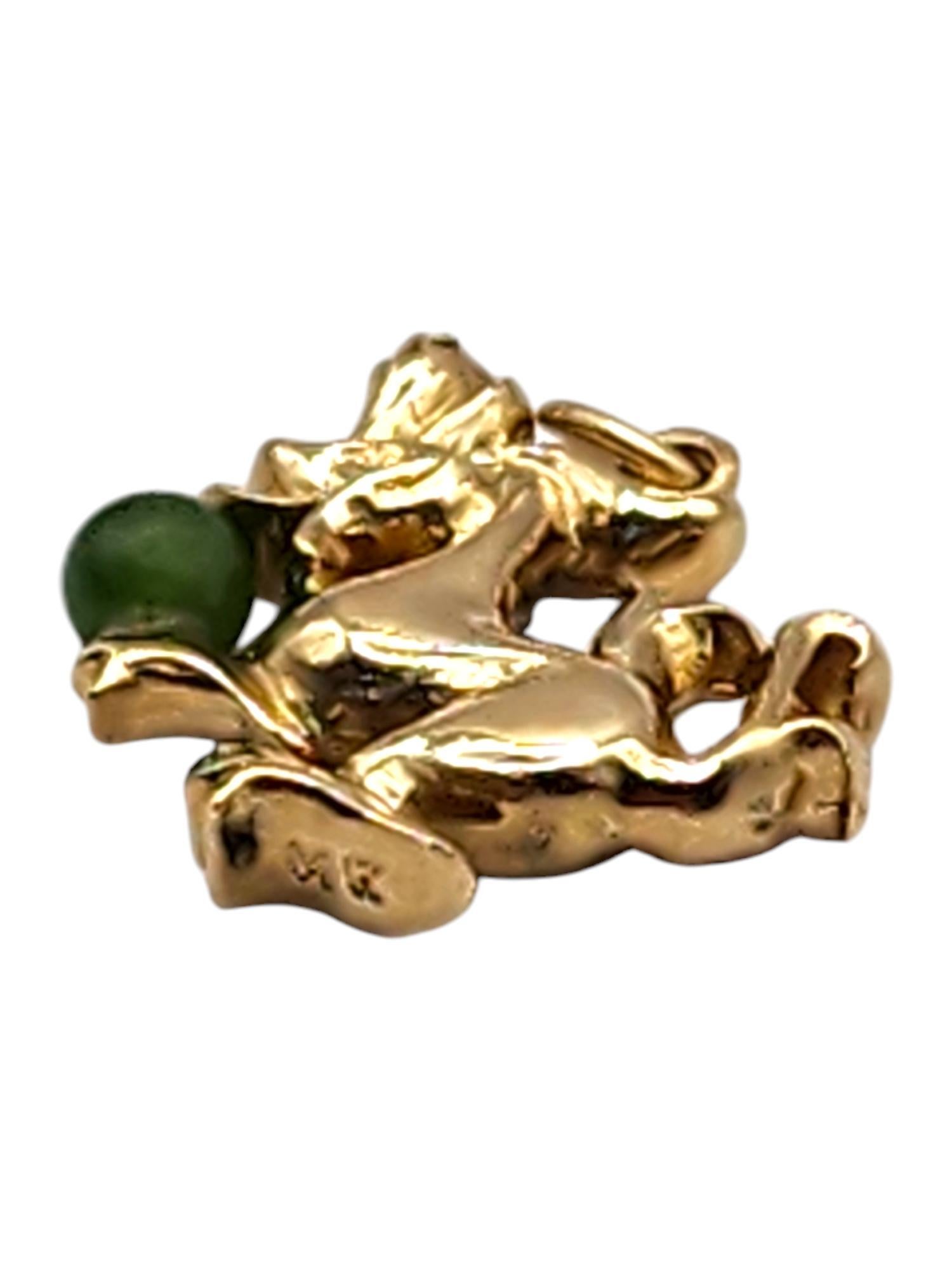 Taglio rotondo Charm a forma di drago in oro giallo 14 carati con pietra cabochon verde #20010 in vendita