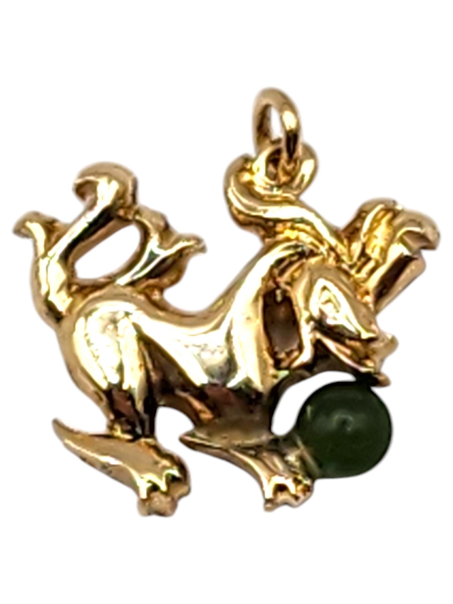 Charm a forma di drago in oro giallo 14 carati con pietra cabochon verde #20010 In condizioni buone in vendita a Washington Depot, CT