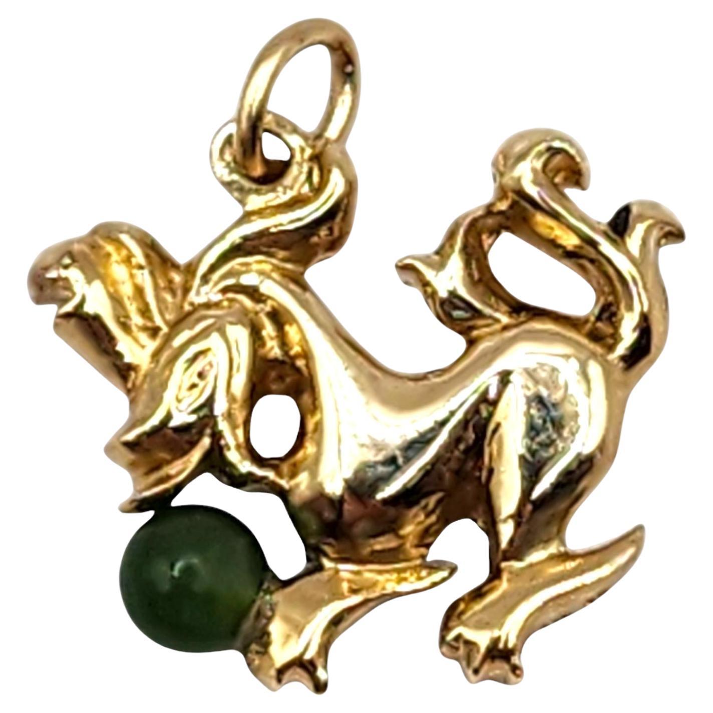 Charm a forma di drago in oro giallo 14 carati con pietra cabochon verde #20010