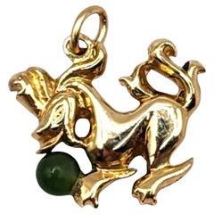 Charm a forma di drago in oro giallo 14 carati con pietra cabochon verde #20010