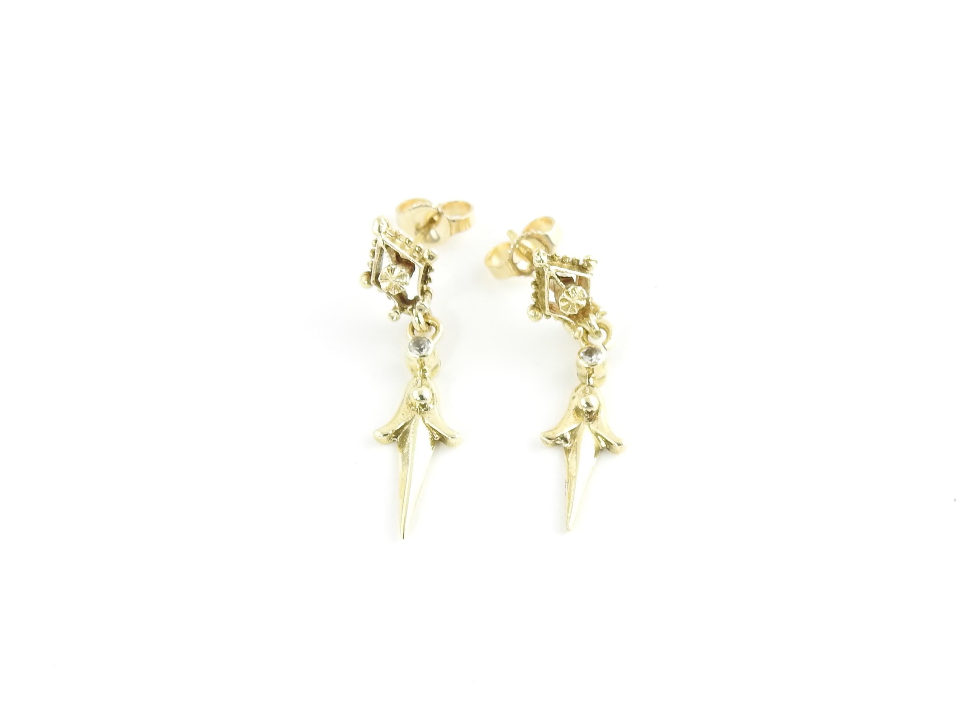 Vintage 14 Karat Yellow Gold Drop Earrings

These lovely dangling earrings are crafted in beautifully detailed 14K yellow gold. Push back closures.

*Matching pendant: #5917

Size: 27 mm x 7 mm

Weight: 1.8 dwt. / 2.9 gr.

Stamped: 14K

Very good