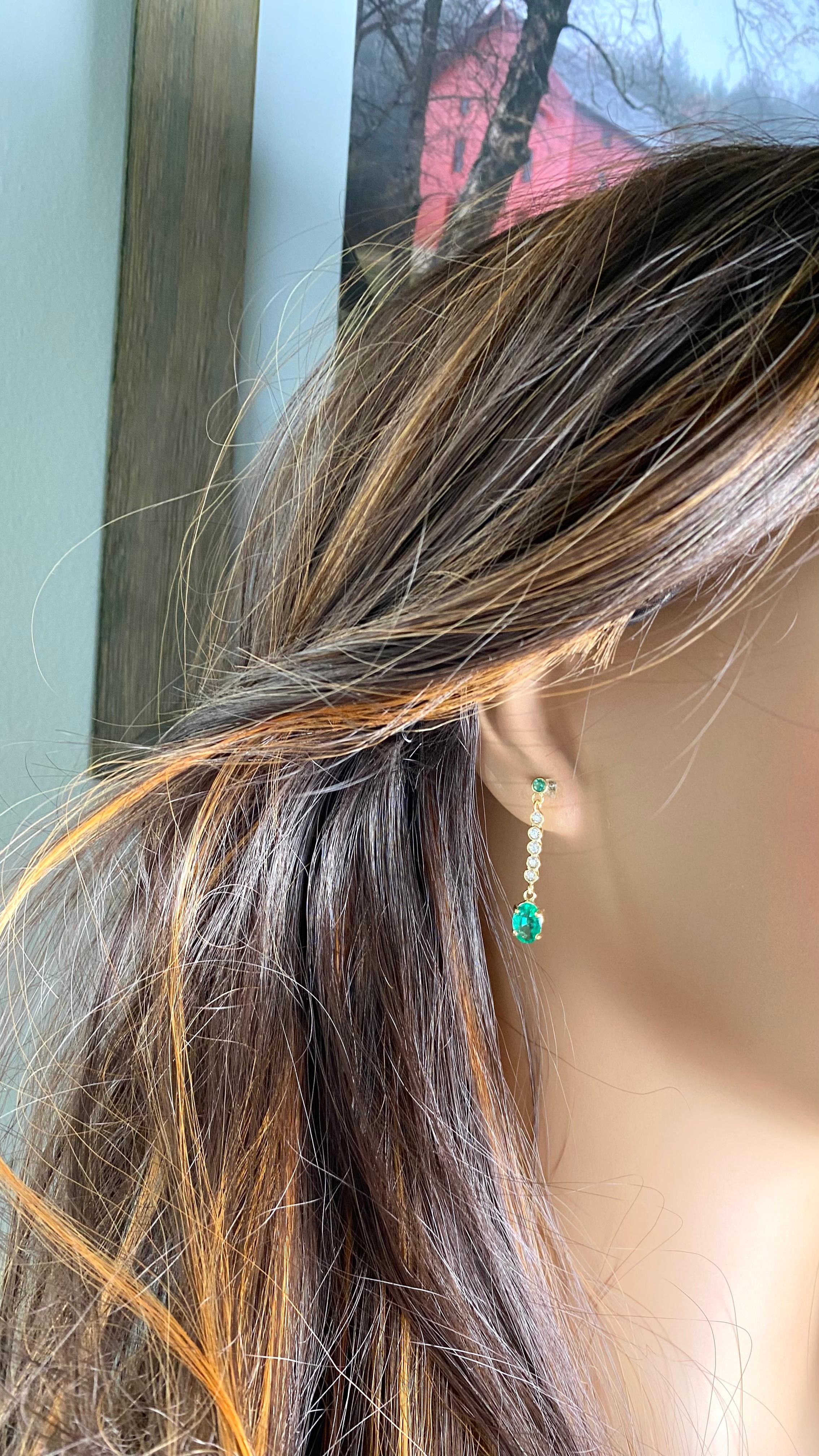 Boucles d'oreilles pendantes en or jaune 14 carats avec émeraudes et diamants 1,15 pouce de long en vente 4