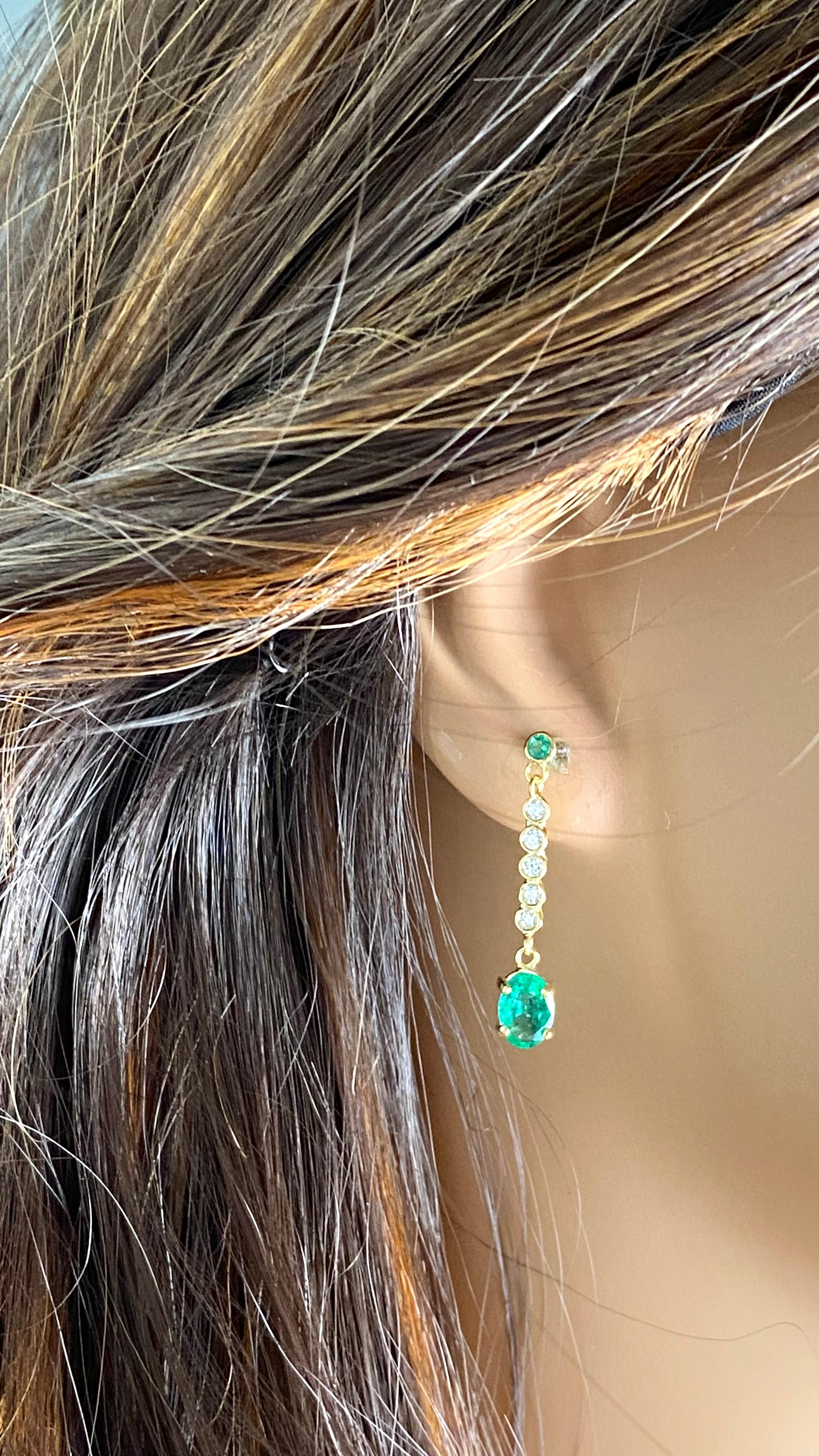 Taille ovale Boucles d'oreilles pendantes en or jaune 14 carats avec émeraudes et diamants 1,15 pouce de long en vente