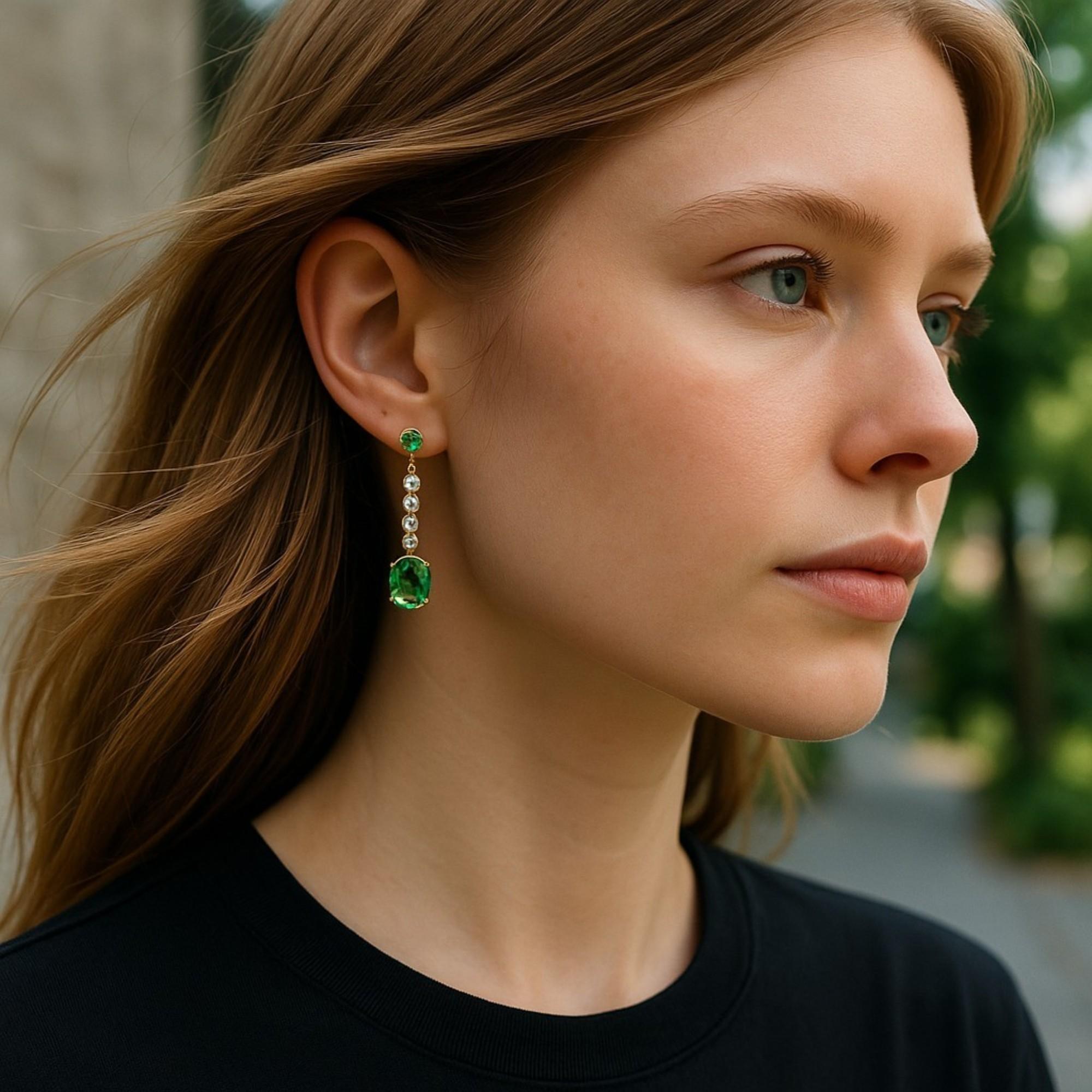 Contemporain Boucles d'oreilles pendantes en or jaune 14 carats avec émeraudes et diamants 1,15 pouce de long en vente