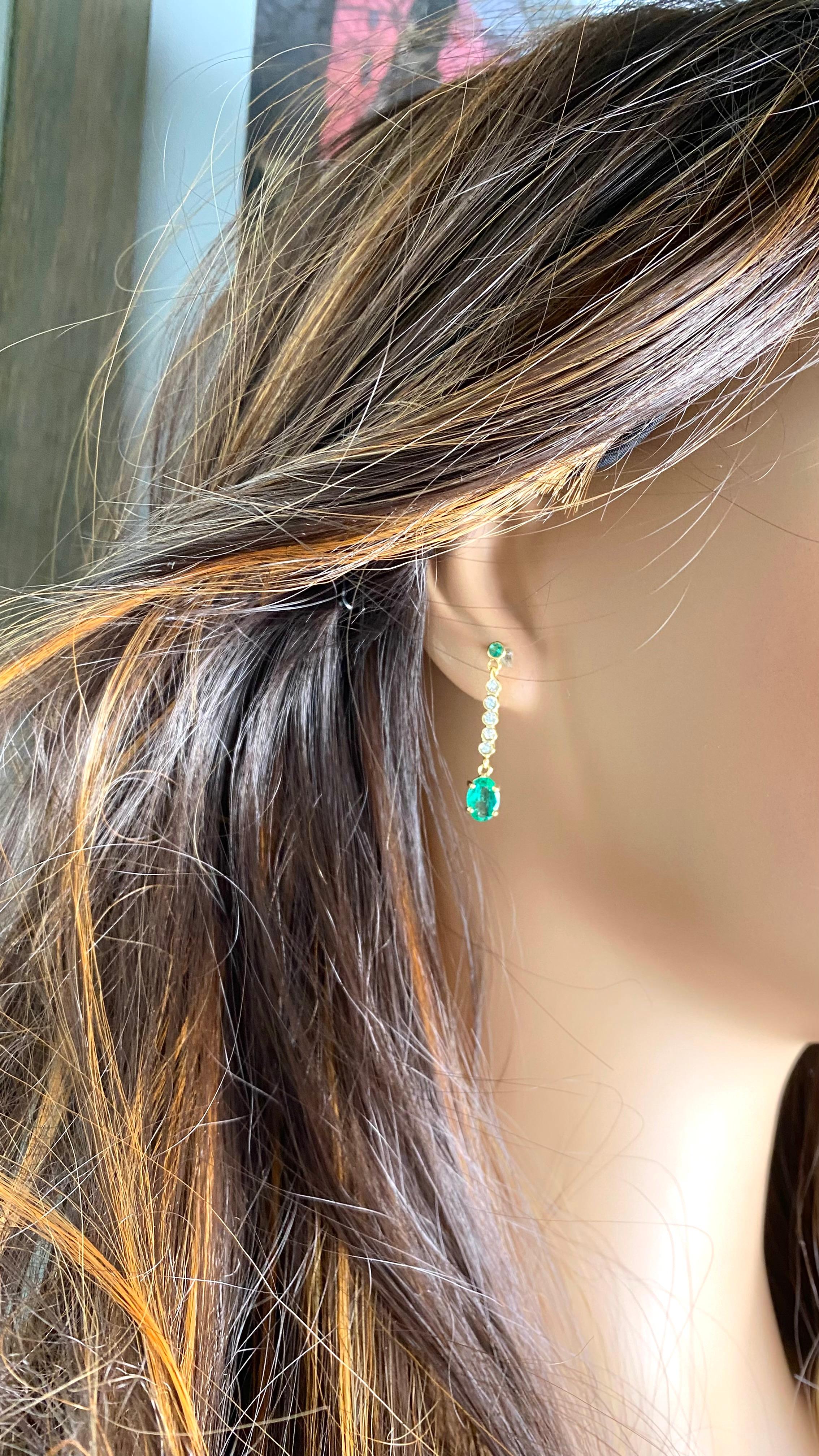 Boucles d'oreilles pendantes en or jaune 14 carats avec émeraudes et diamants 1,15 pouce de long Neuf - En vente à New York, NY