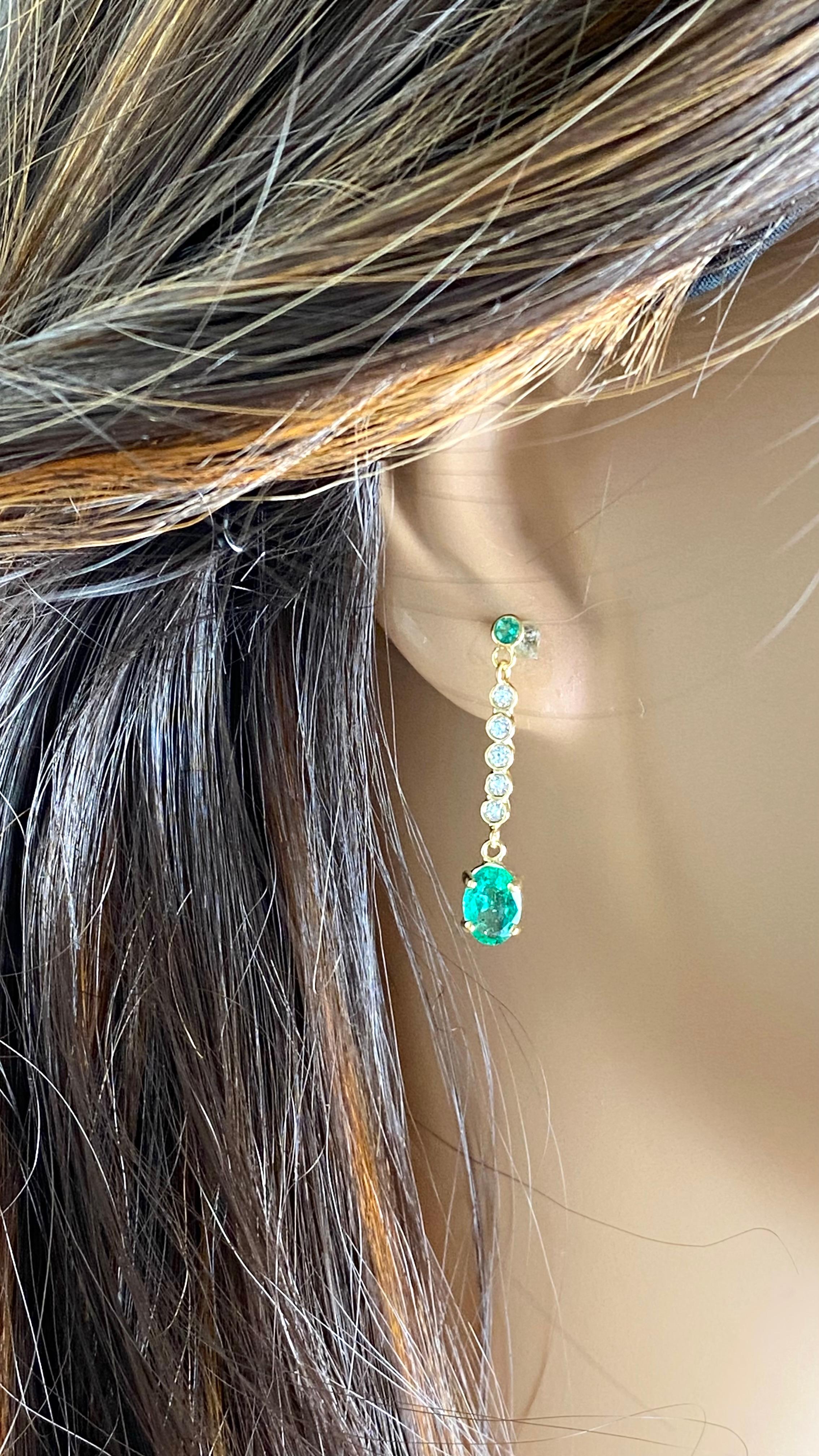 Boucles d'oreilles pendantes en or jaune 14 carats avec émeraudes et diamants 1,15 pouce de long Pour femmes en vente