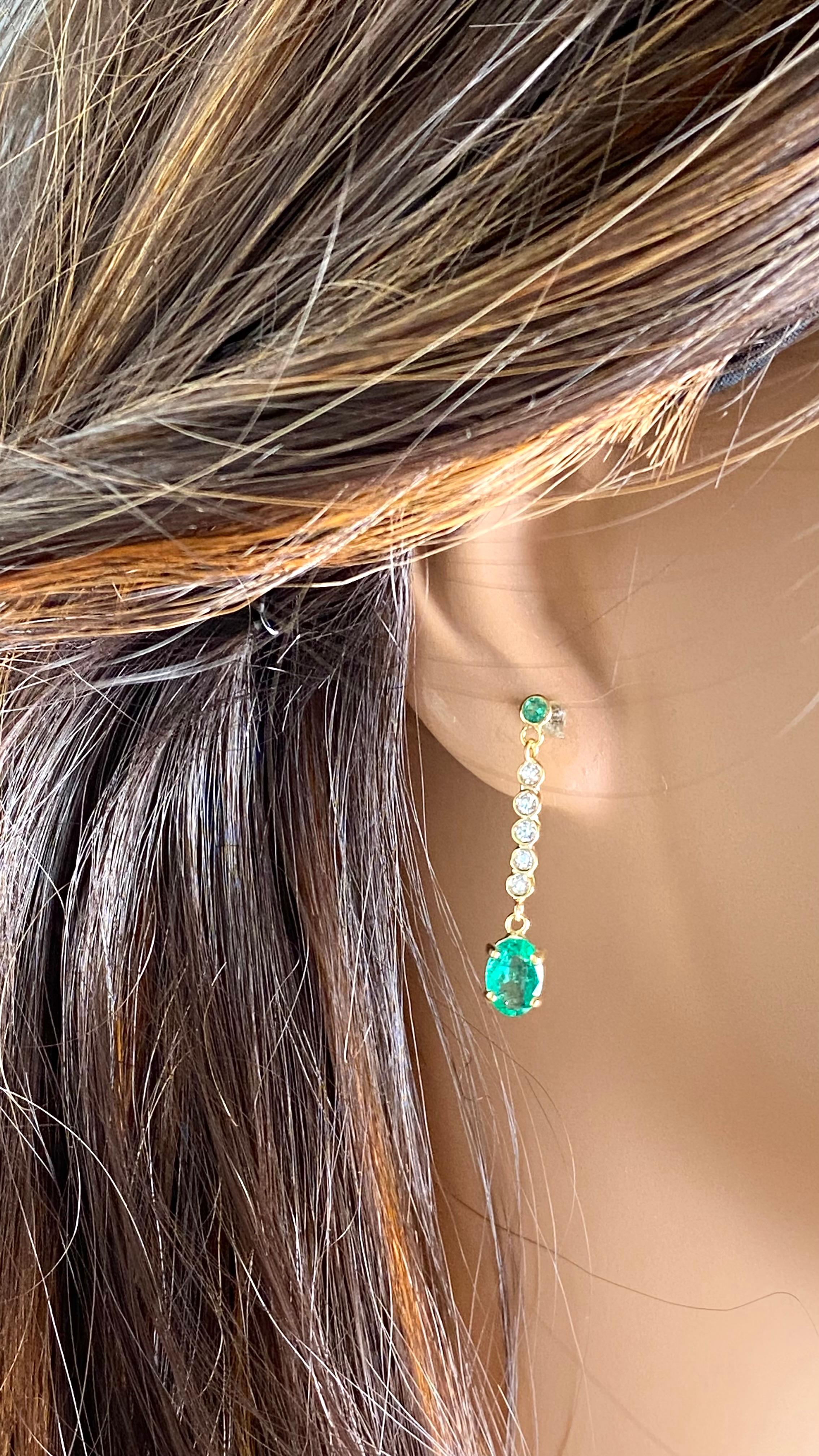 Boucles d'oreilles pendantes en or jaune 14 carats avec émeraudes et diamants 1,15 pouce de long en vente 1