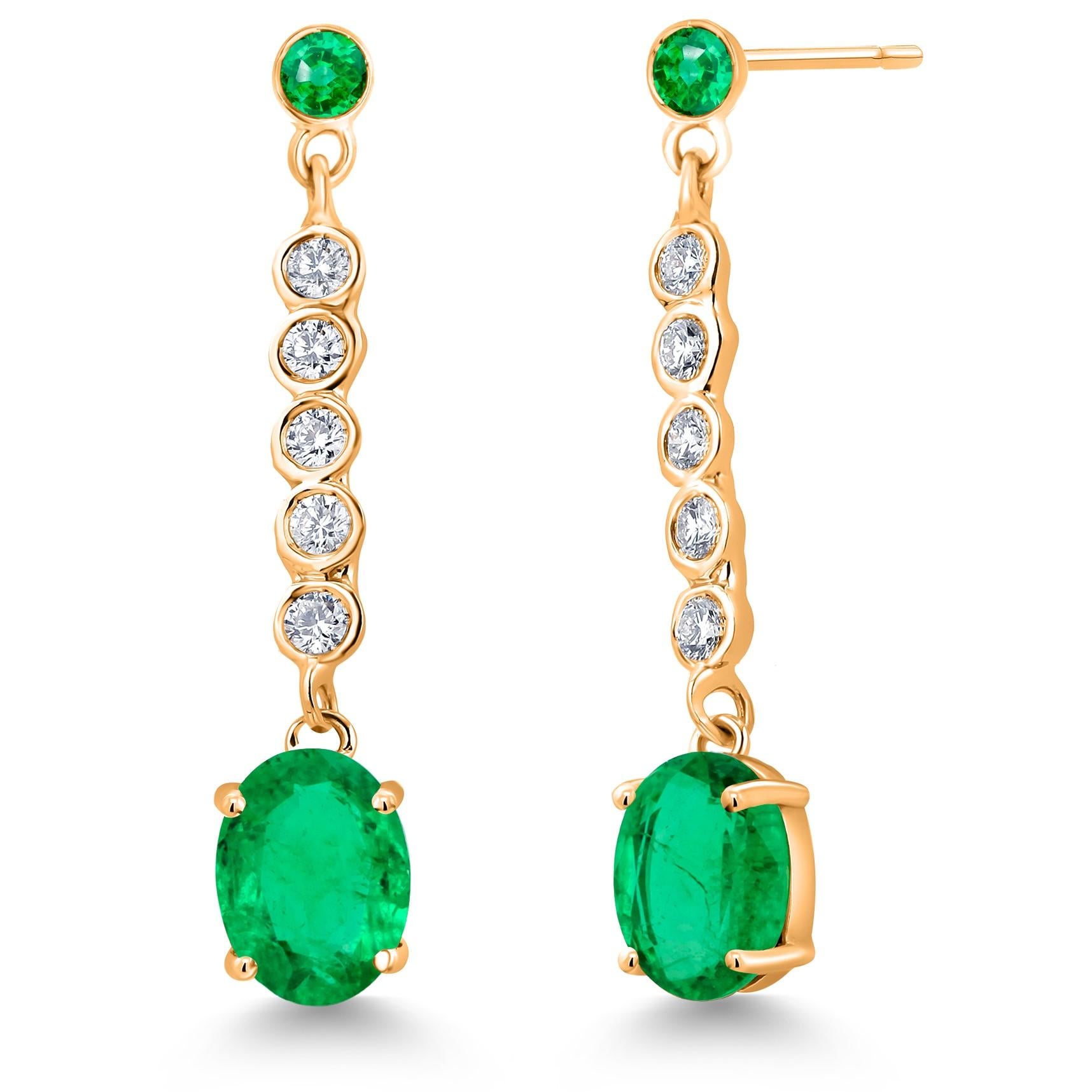 Boucles d'oreilles pendantes en or jaune 14 carats avec émeraudes et diamants 1,15 pouce de long en vente 2