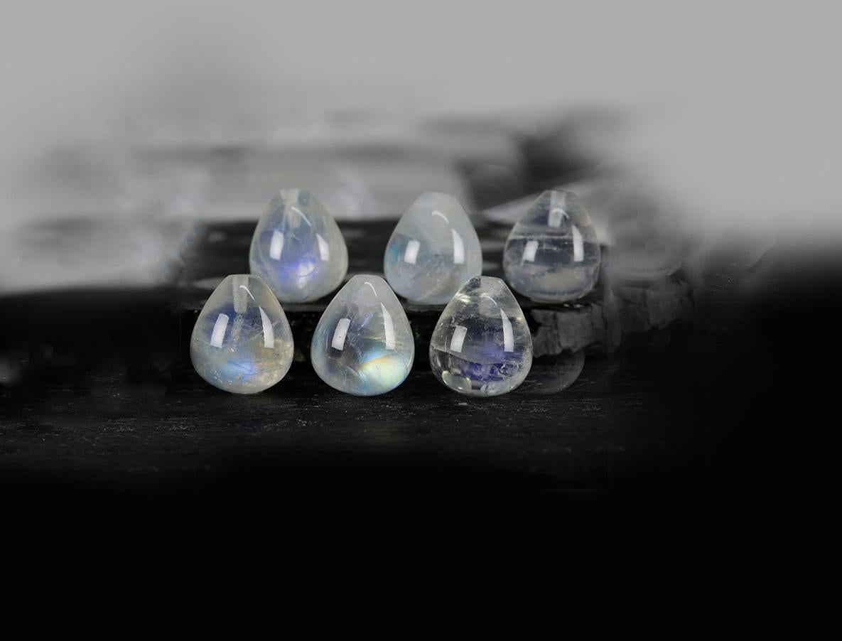 Yellow Gold Drop Pendant Necklace with Diamonds and Moonstone For Sale 2