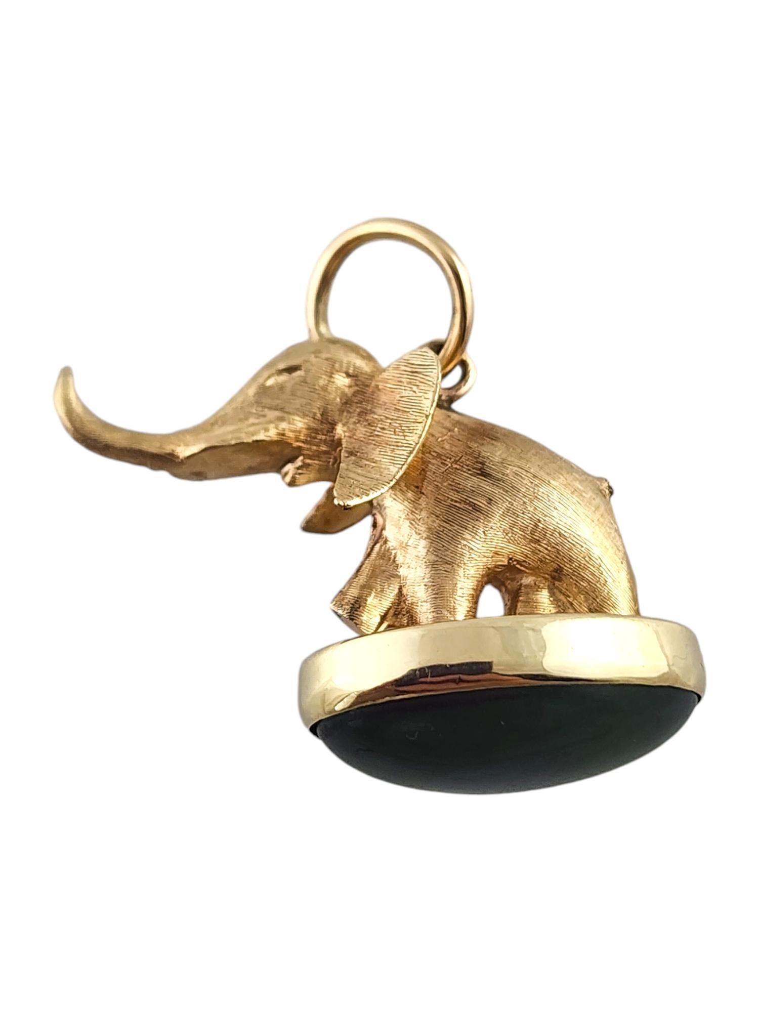 Donna Charm Elefante in oro giallo 14 carati con pietra Cabachon verde #19247 in vendita