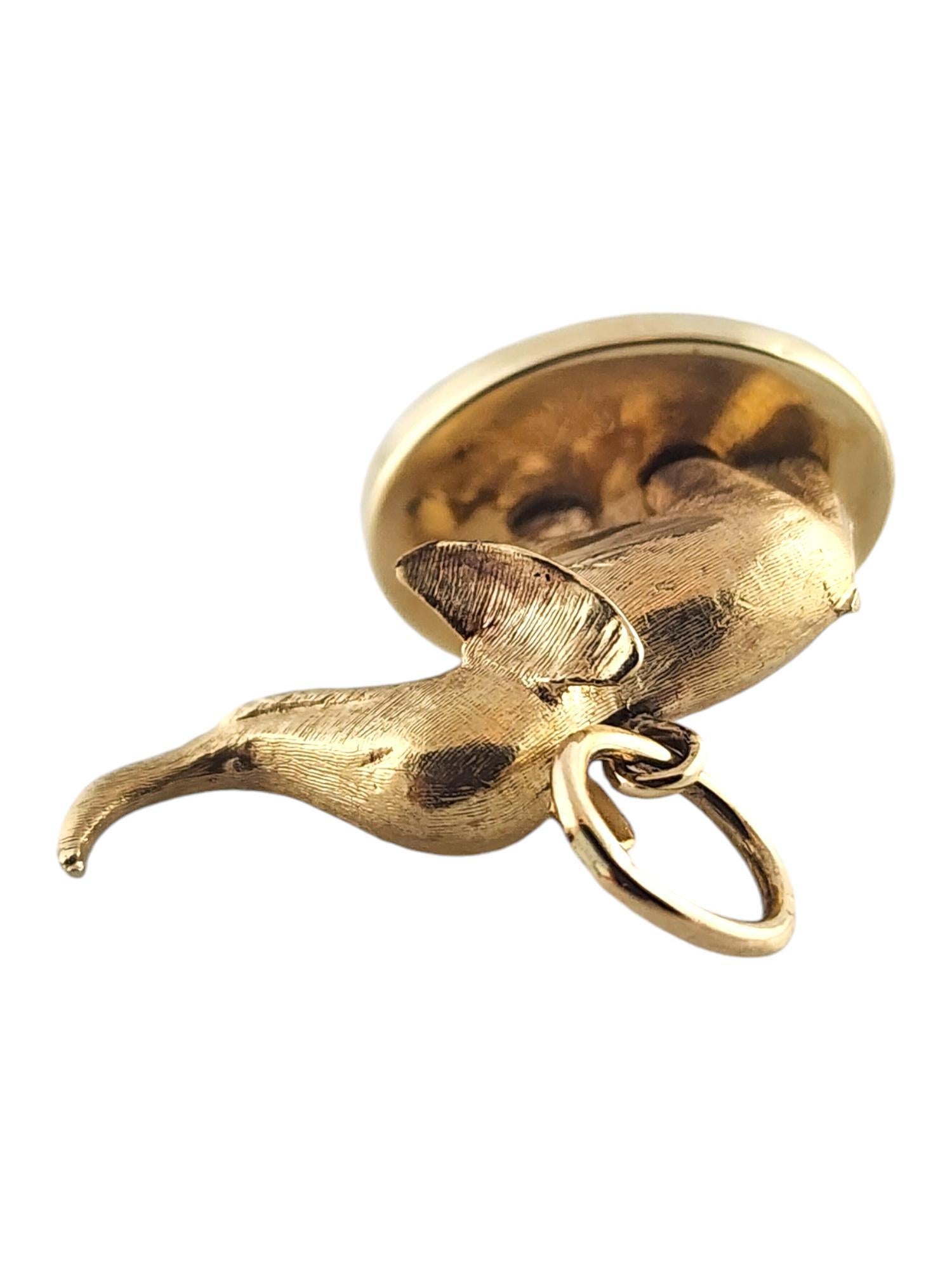 Charm Elefante in oro giallo 14 carati con pietra Cabachon verde #19247 in vendita 1