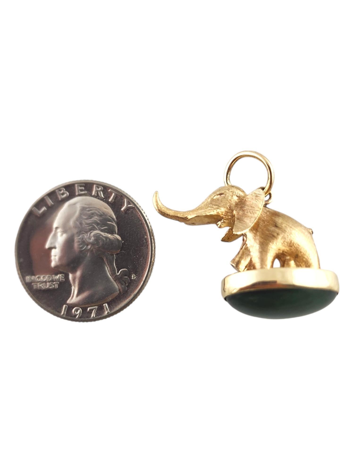 Charm Elefante in oro giallo 14 carati con pietra Cabachon verde #19247 in vendita 2