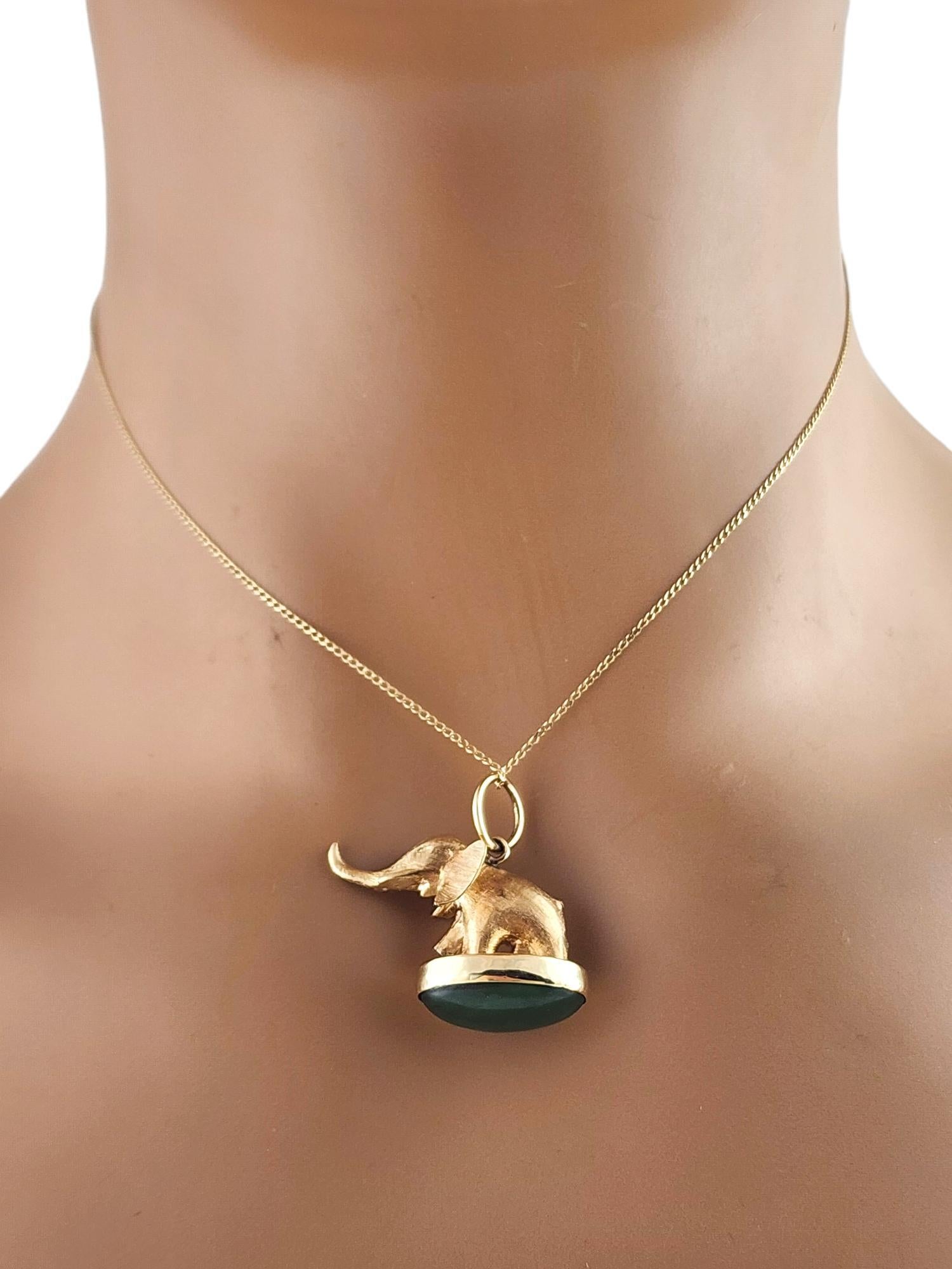 Charm Elefante in oro giallo 14 carati con pietra Cabachon verde #19247 in vendita 3