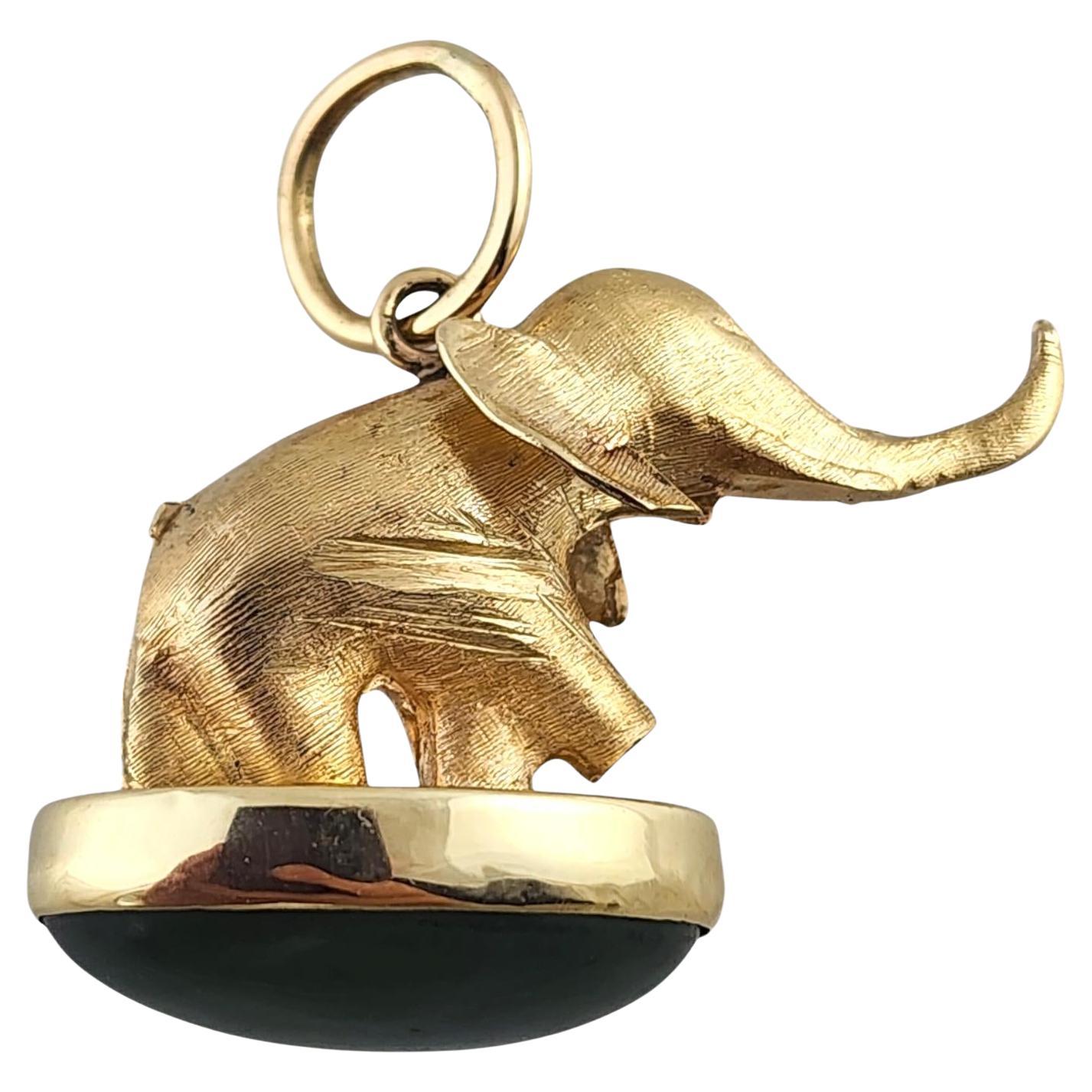 Charm Elefante in oro giallo 14 carati con pietra Cabachon verde #19247 in vendita