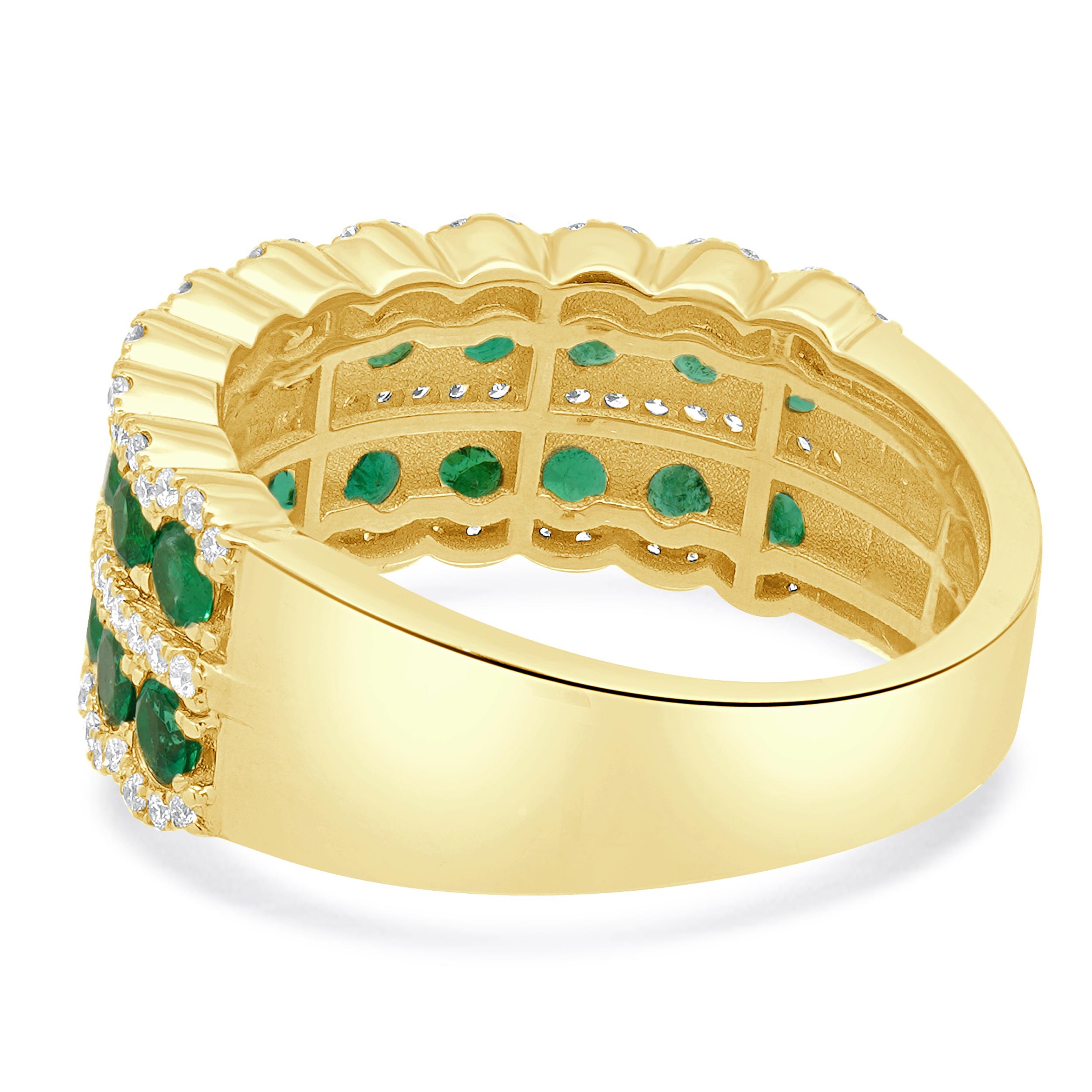 Taglio rotondo 14 Karat Yellow Gold Emerald and Diamond Band in vendita
