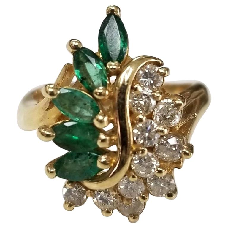 14 Karat Gelbgold Cluster-Ring mit Smaragd und Diamant