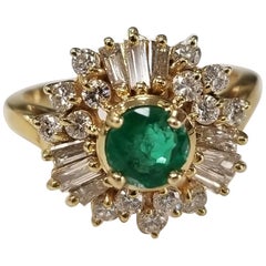 14 Karat Gelbgold Smaragd und Diamant-Cluster-Ring