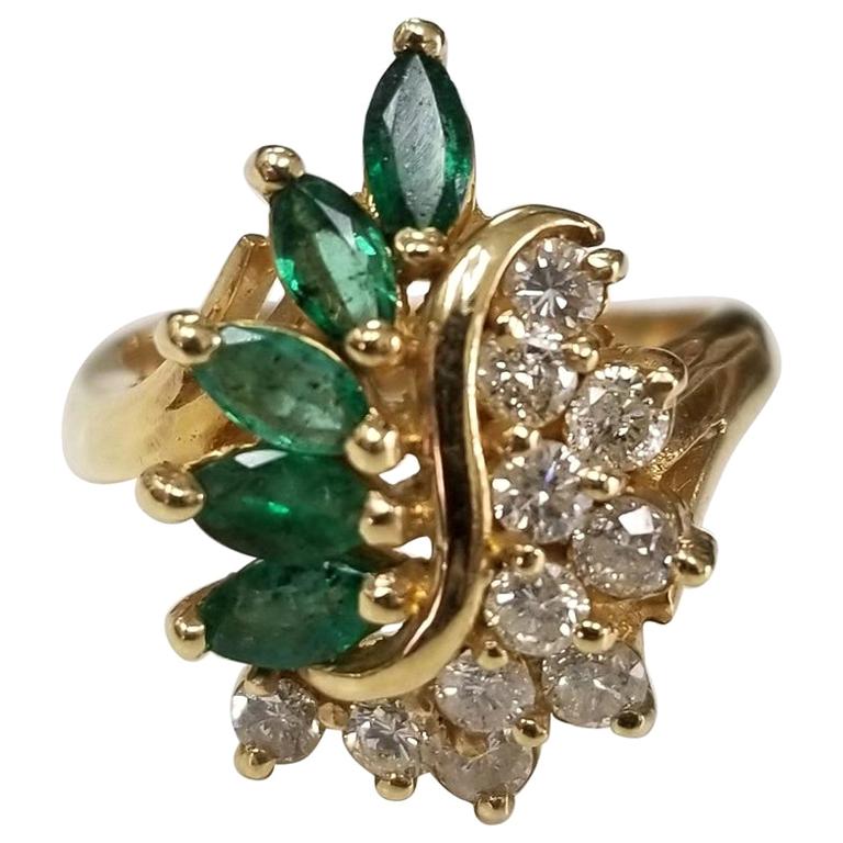 Anello con smeraldo e diamanti a grappolo in oro giallo 14 carati in vendita