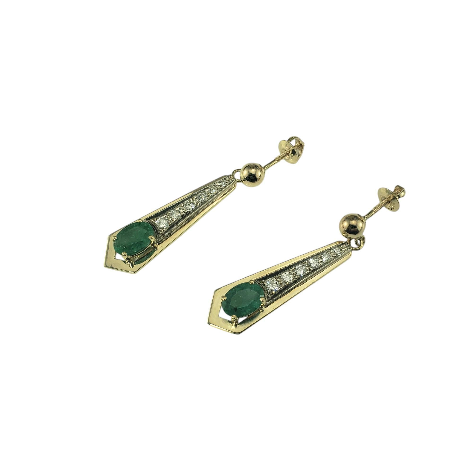 Boucles d'oreilles pendantes en or jaune 14 carats avec émeraudes et diamants JAGi Certified #19728

Ces superbes boucles d'oreilles gouttes présentent chacune une émeraude naturelle de taille ovale (8 mm x 5,7 mm) et six diamants ronds de taille