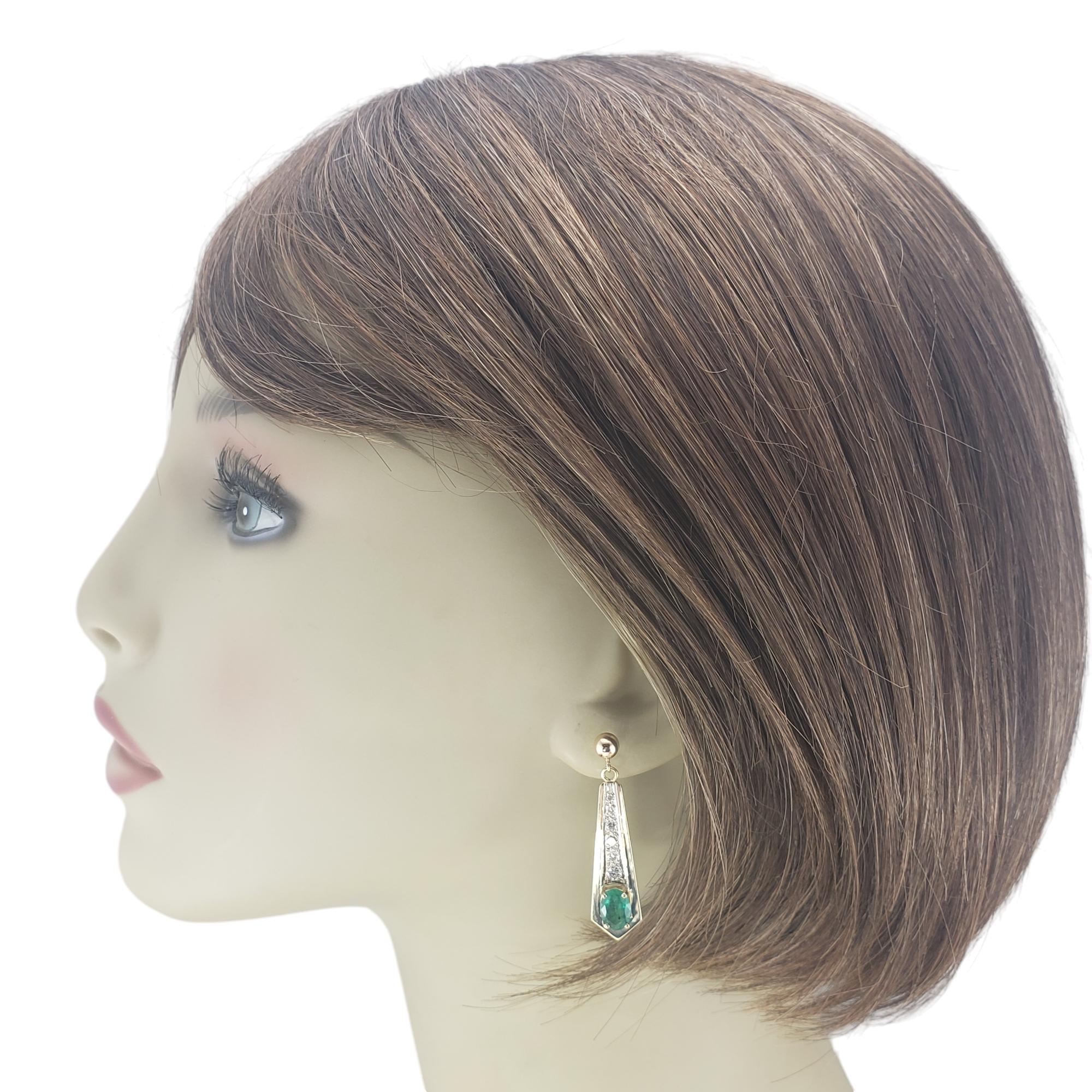 Boucles d'oreilles pendantes en or jaune 14 carats, émeraude et diamant n° 19728 Pour femmes en vente