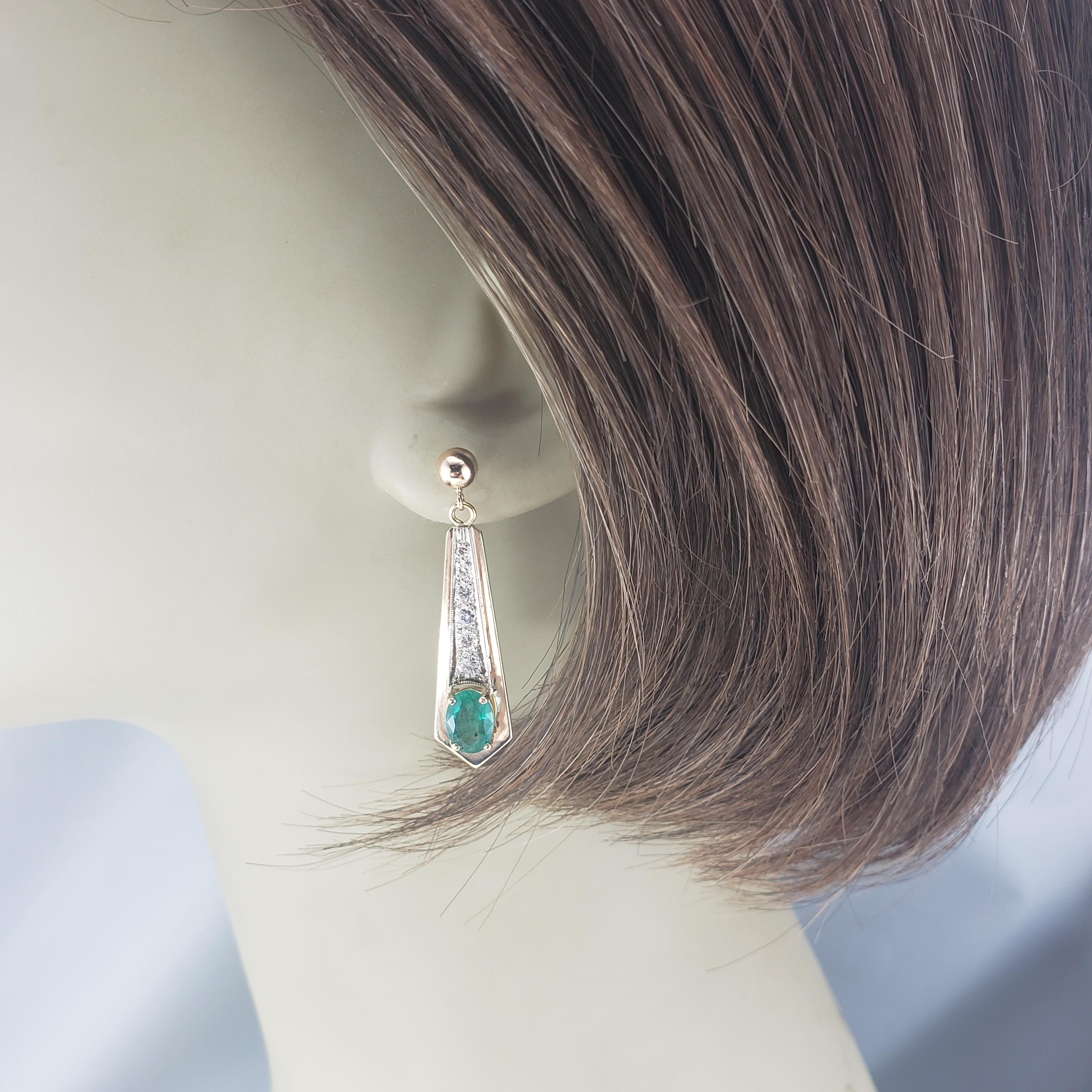 Boucles d'oreilles pendantes en or jaune 14 carats, émeraude et diamant n° 19728 en vente 1