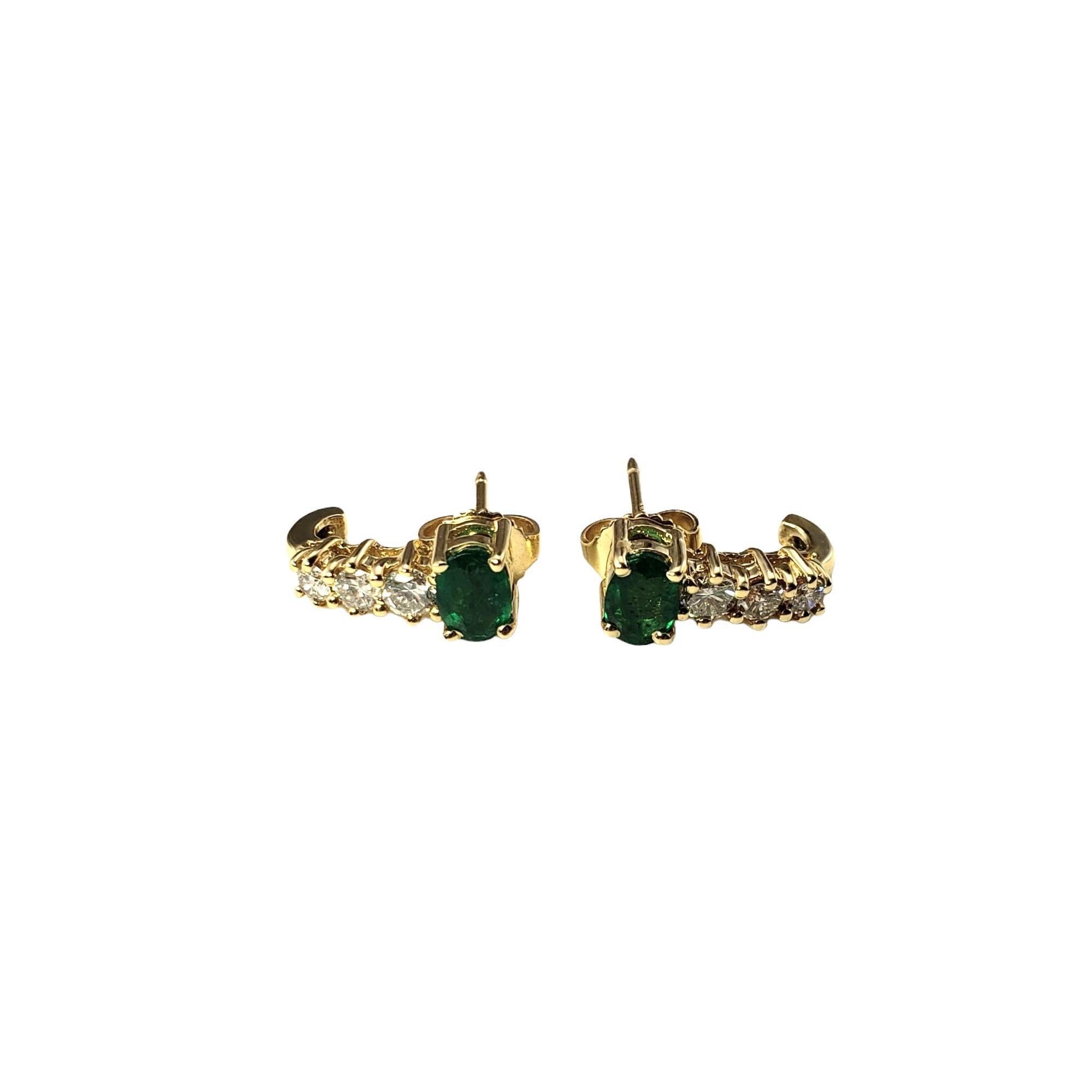 Vintage 14K Gelbgold Smaragd und Diamant-Ohrringe-

Diese eleganten Ohrringe sind mit je einem ovalen natürlichen Smaragd (6 mm x 4 mm) und drei runden Diamanten im Brillantschliff in klassischem 14-karätigem Gelbgold gefasst. 