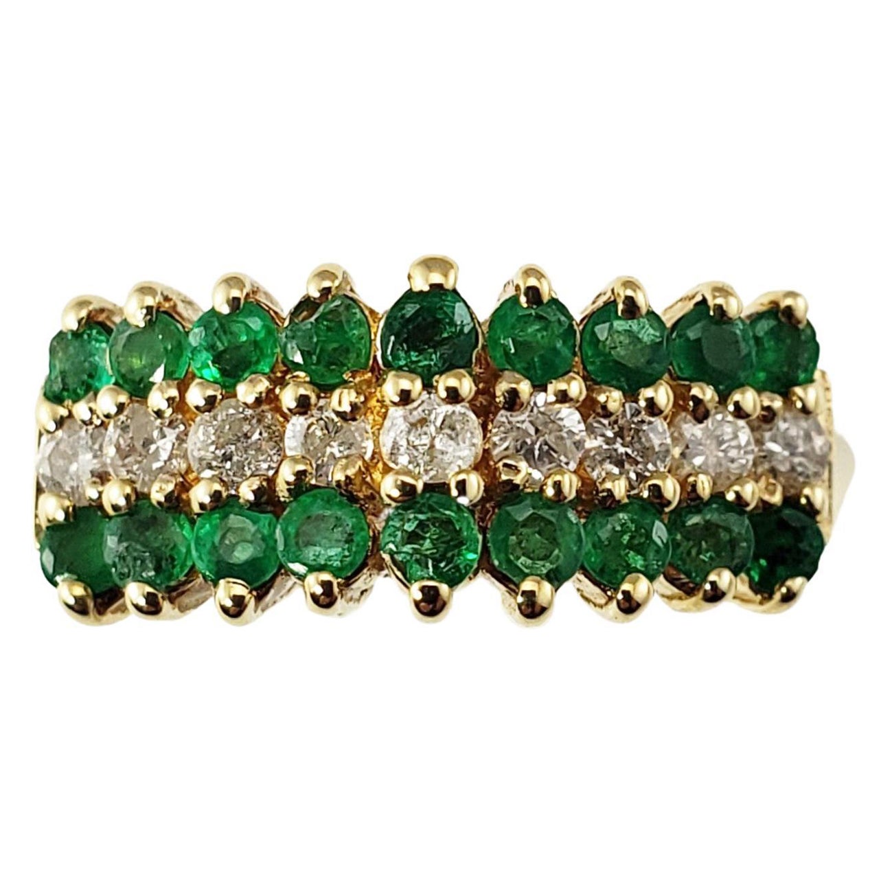 Anillo de oro amarillo de 14 quilates con esmeralda y diamantes