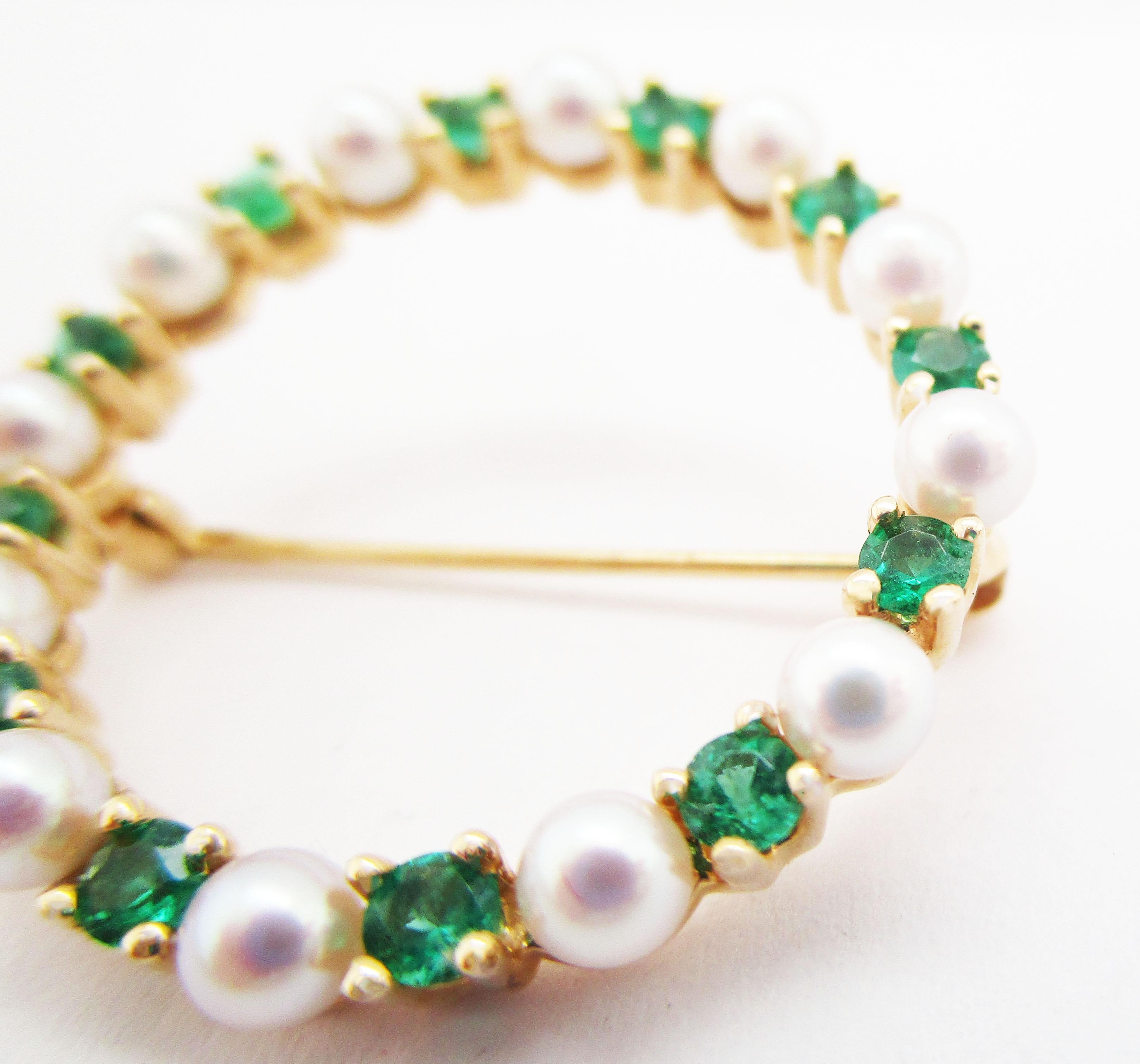 Round Cut 14 Karat Yellow Gold Emerald and Pearl Circle Pin For Sale