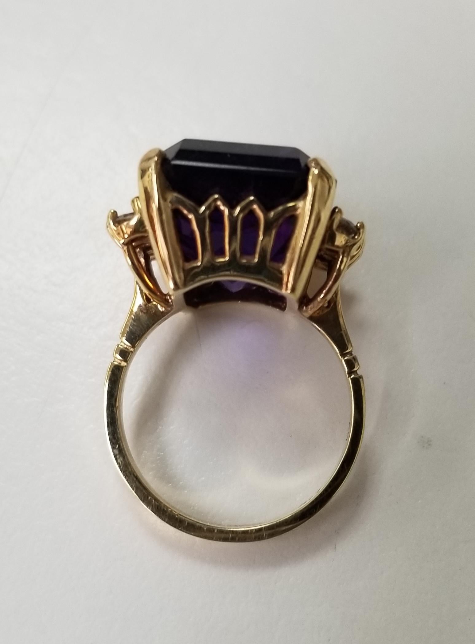 Anillo de oro amarillo de 14 quilates con amatista talla esmeralda y diamantes Corte esmeralda en venta