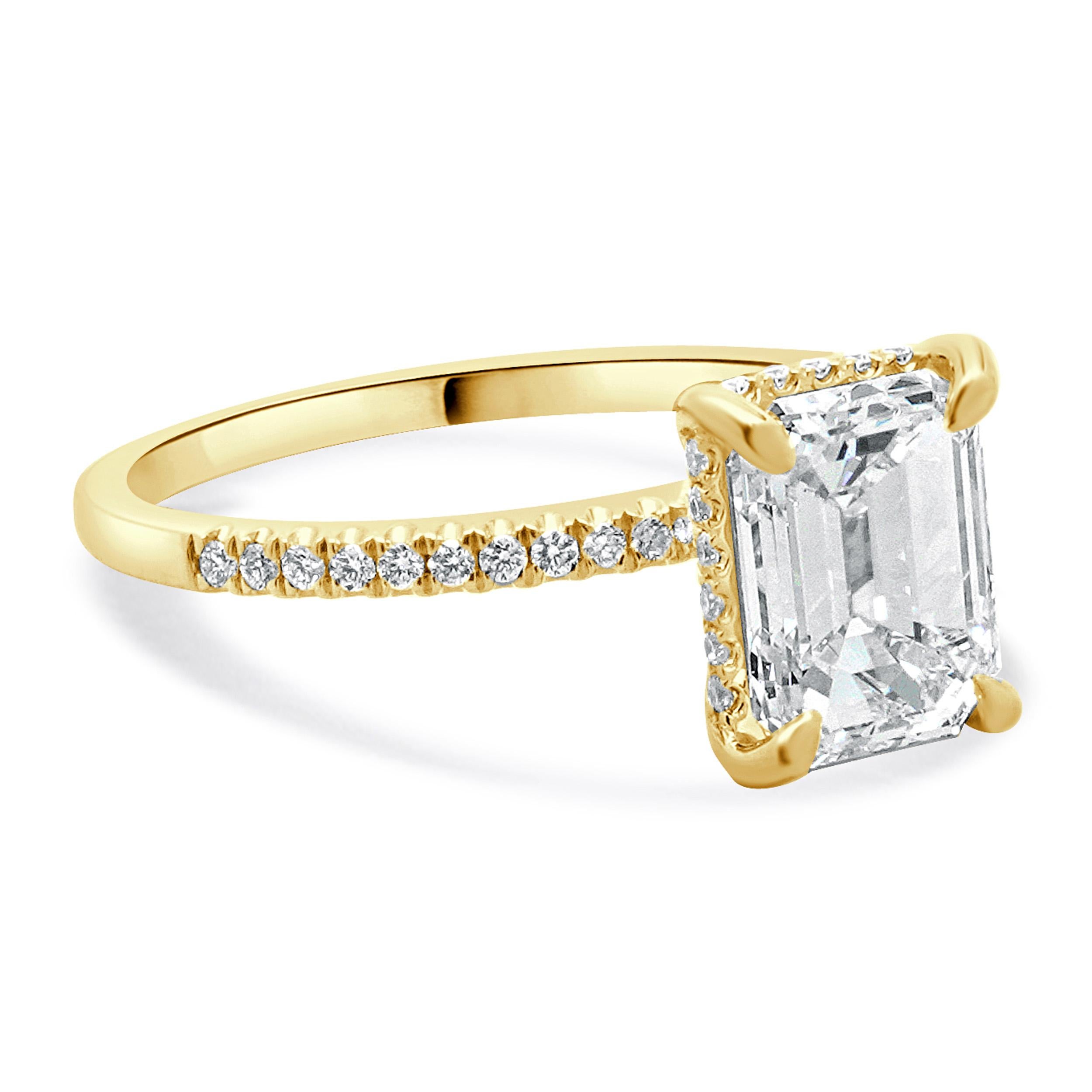 14 Karat Gelbgold Verlobungsring mit Diamanten im Smaragdschliff im Zustand „Hervorragend“ im Angebot in Scottsdale, AZ