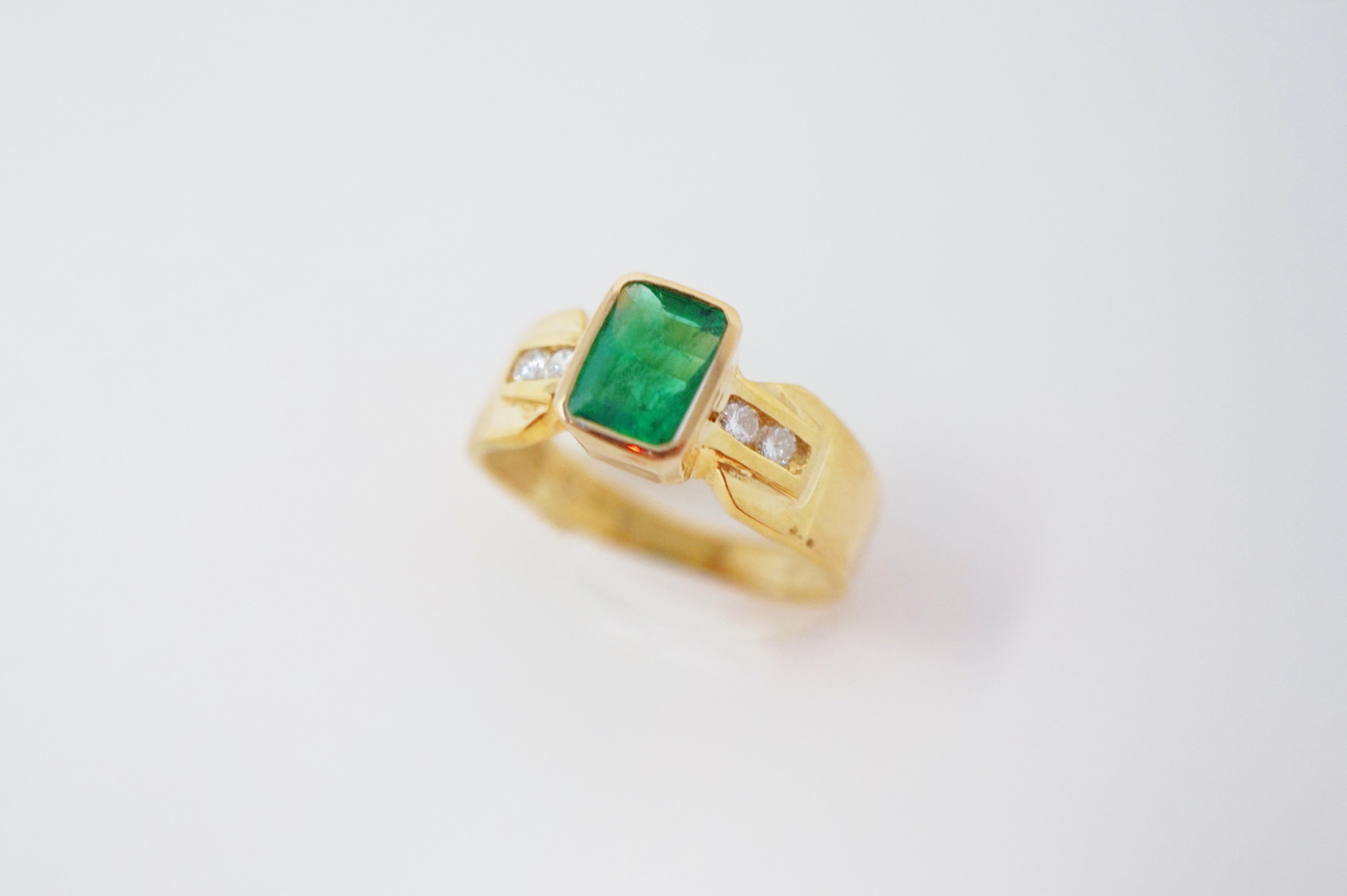 14 Karat Yellow Gold Emerald-Cut Emerald Ring with Diamonds 8