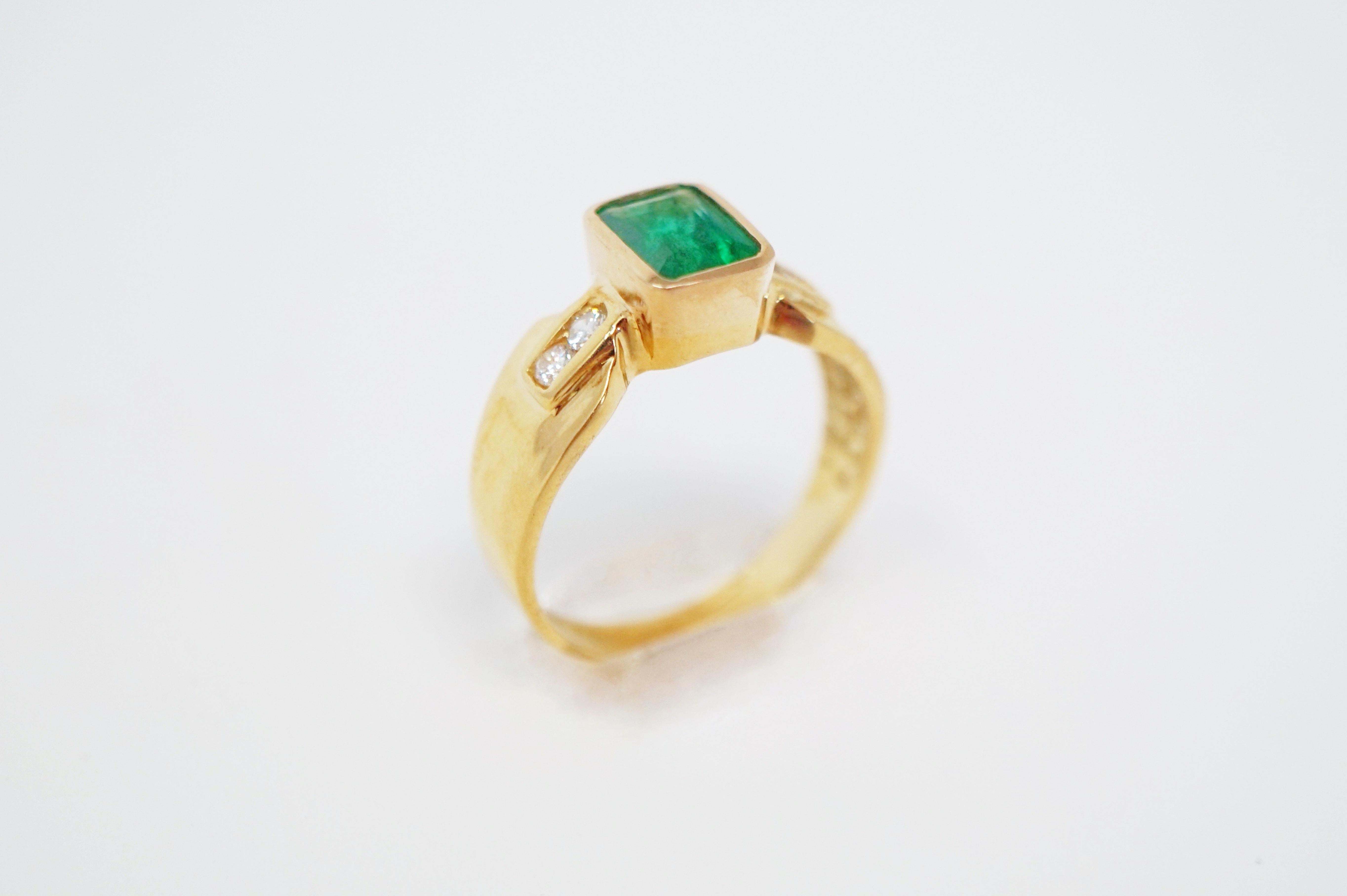 14 Karat Yellow Gold Emerald-Cut Emerald Ring with Diamonds 9