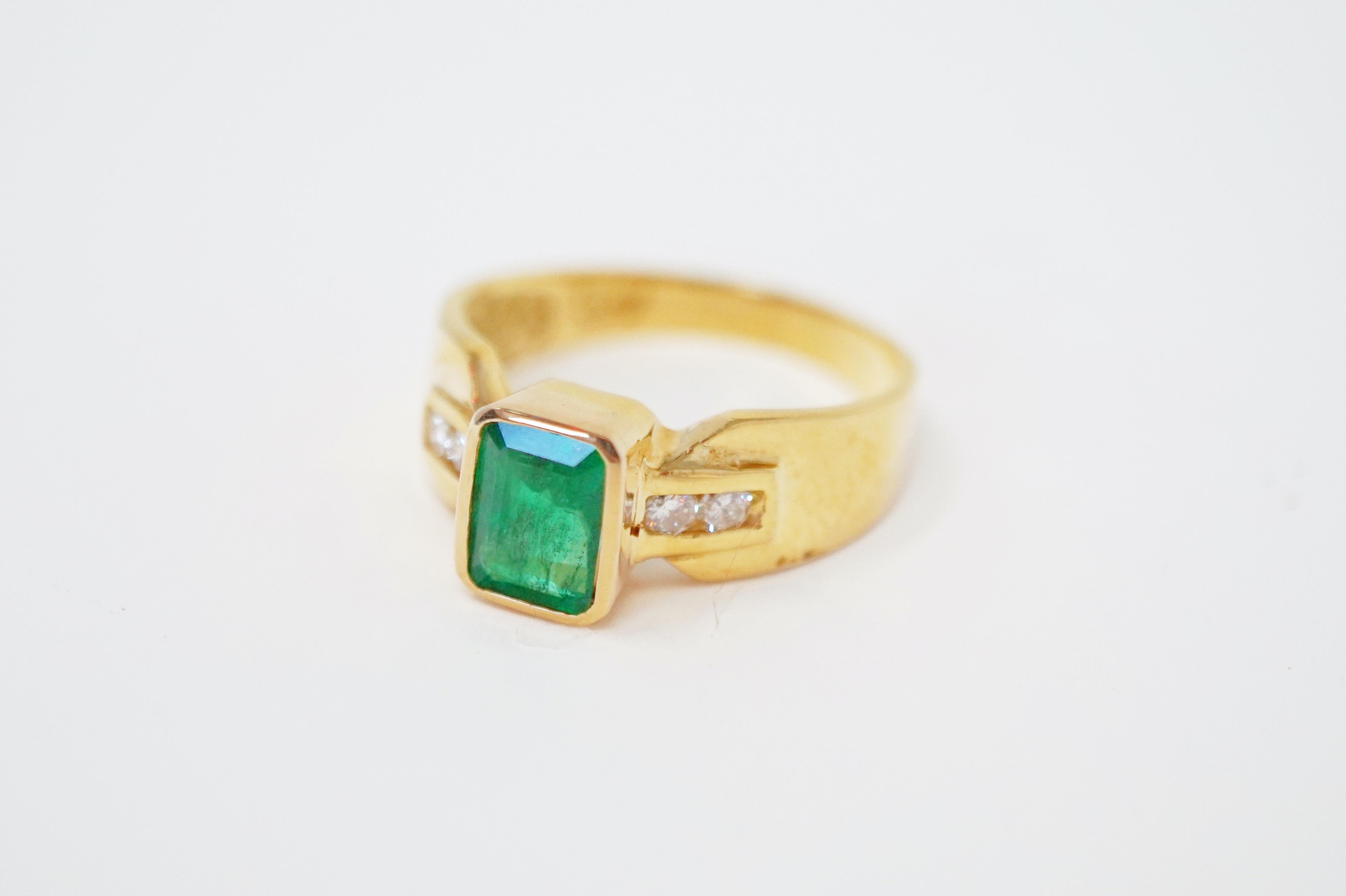 Women's 14 Karat Yellow Gold Emerald-Cut Emerald Ring with Diamonds
