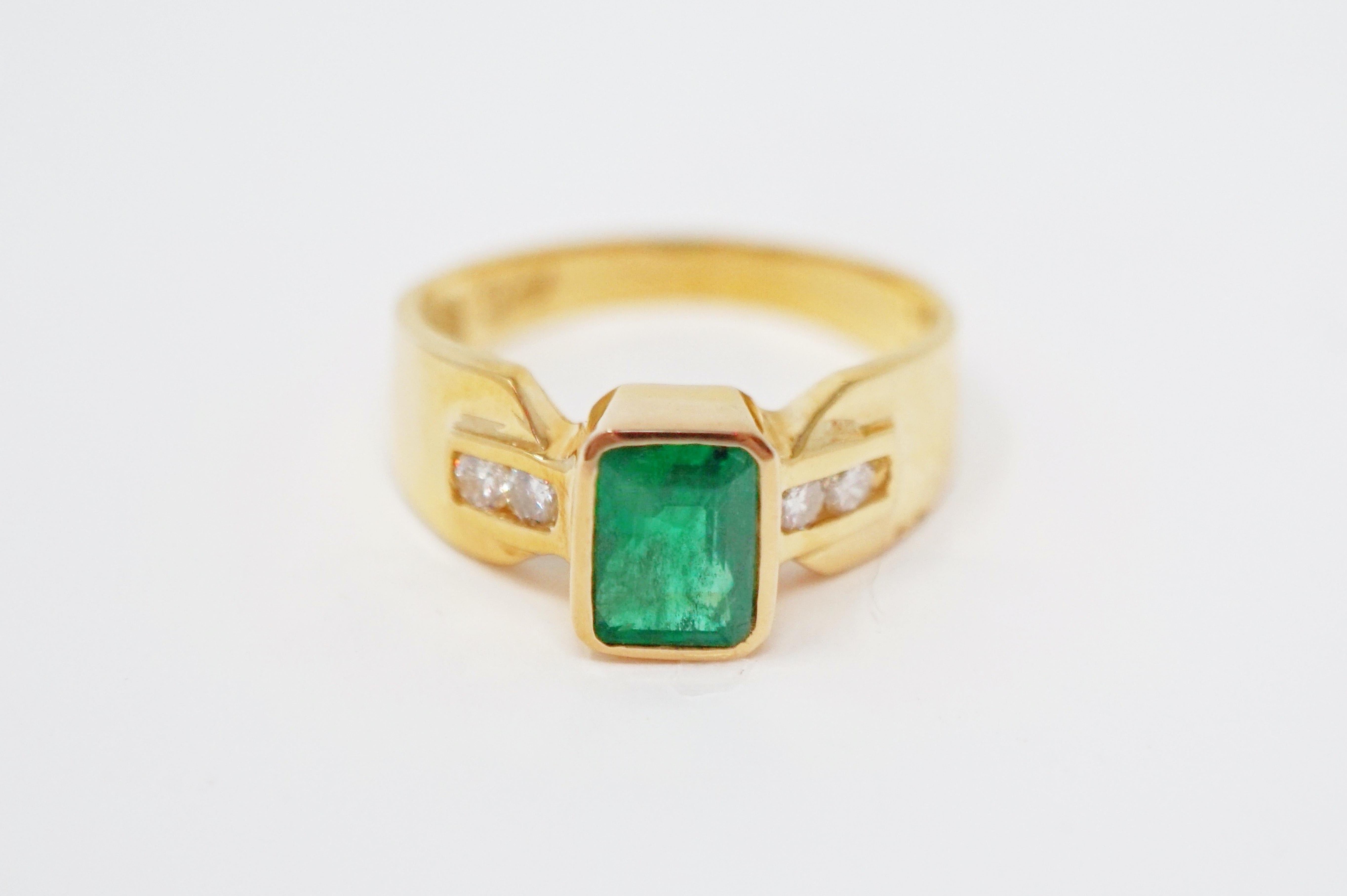 14 Karat Yellow Gold Emerald-Cut Emerald Ring with Diamonds 3