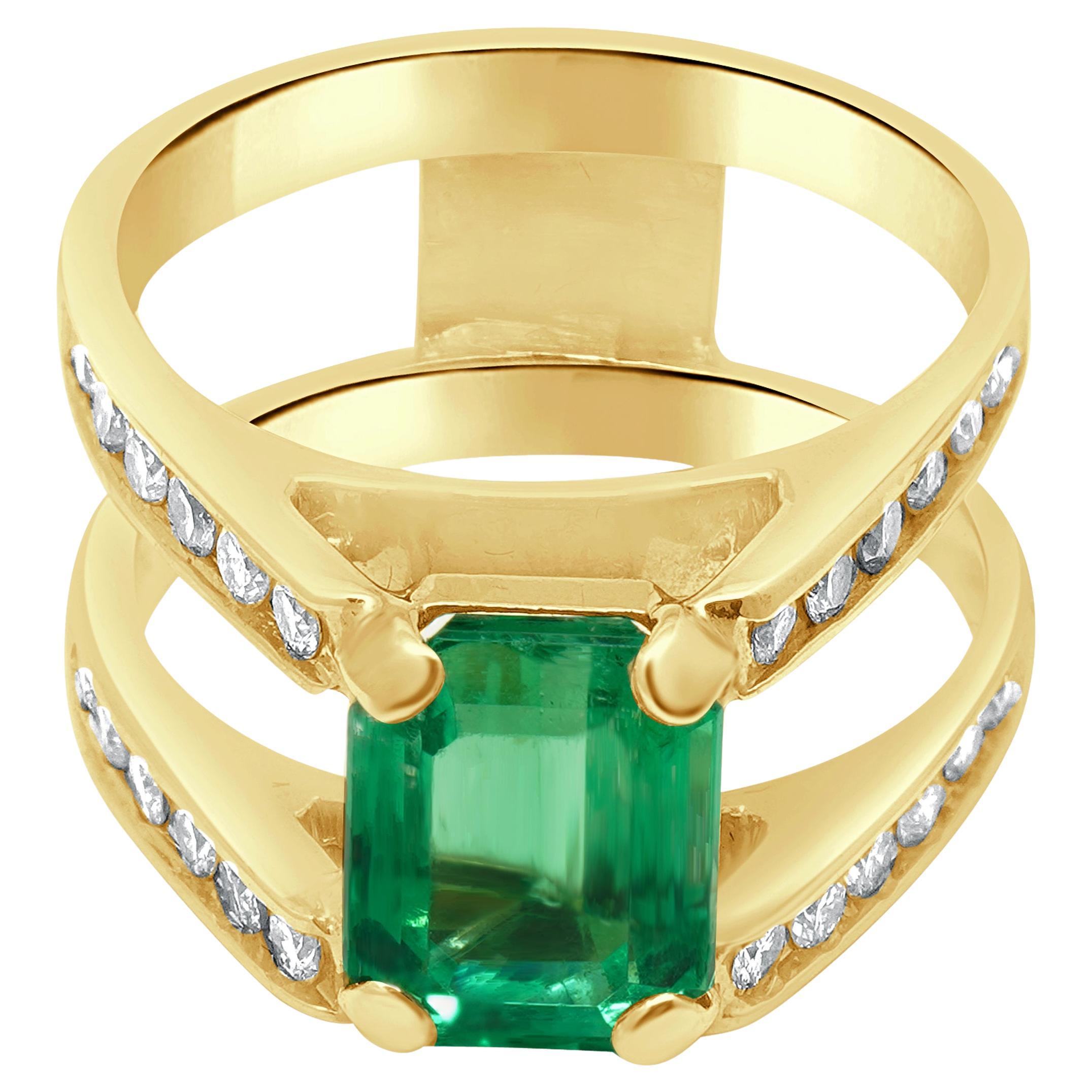 Bague en or jaune 14 carats avec émeraude et diamants en vente